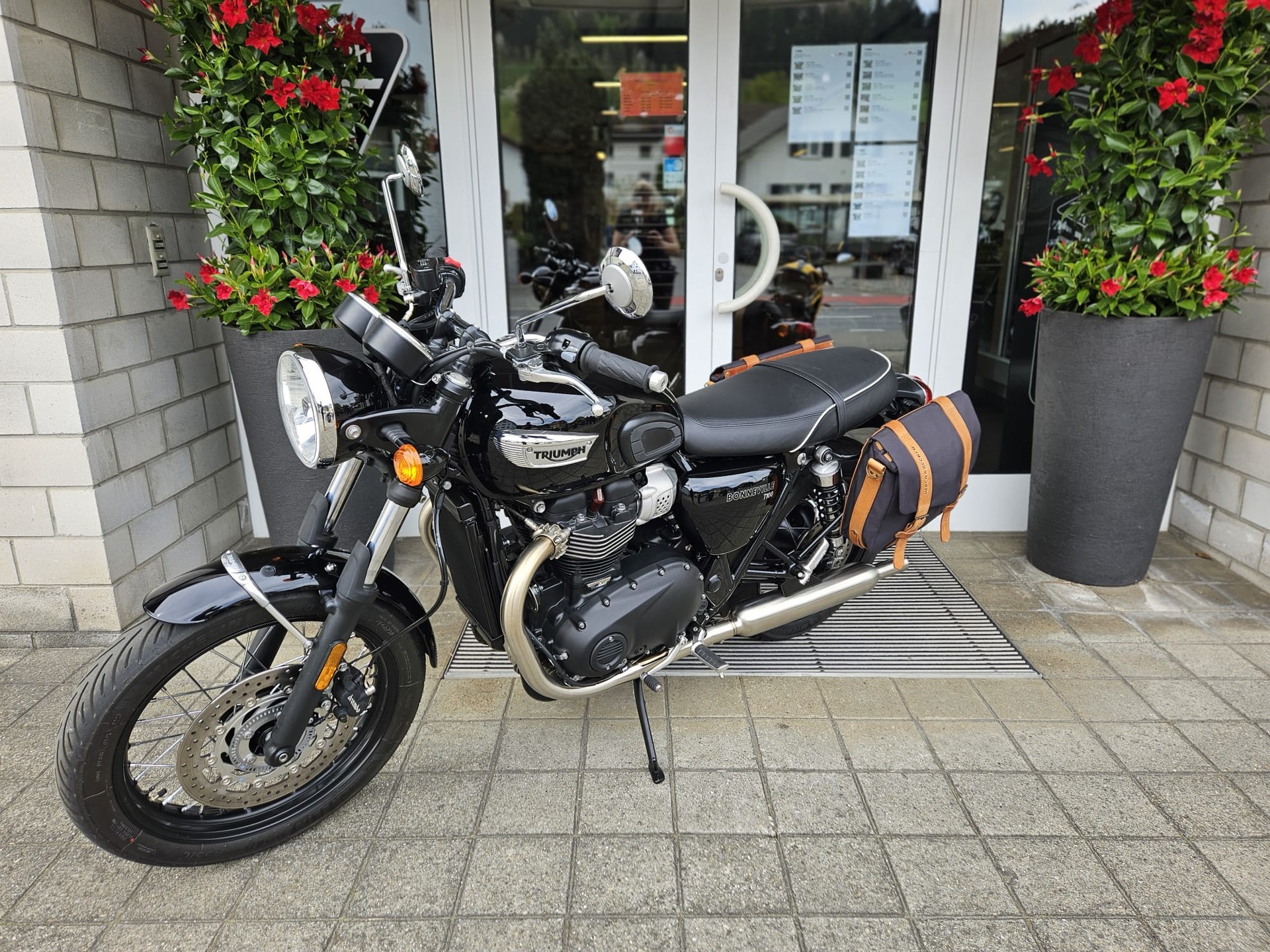 TRIUMPH Bonneville 900 T 100-showroom-element-3