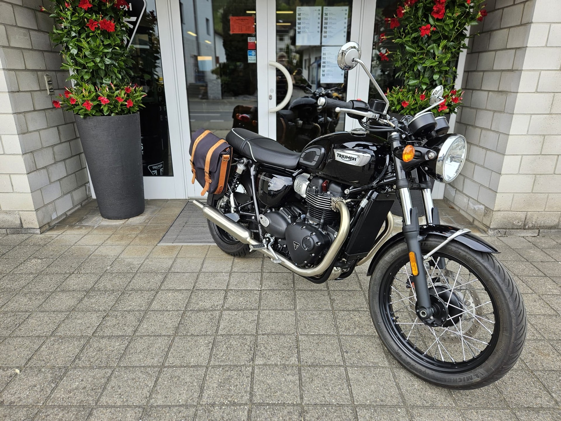 TRIUMPH Bonneville 900 T 100-showroom-element-2