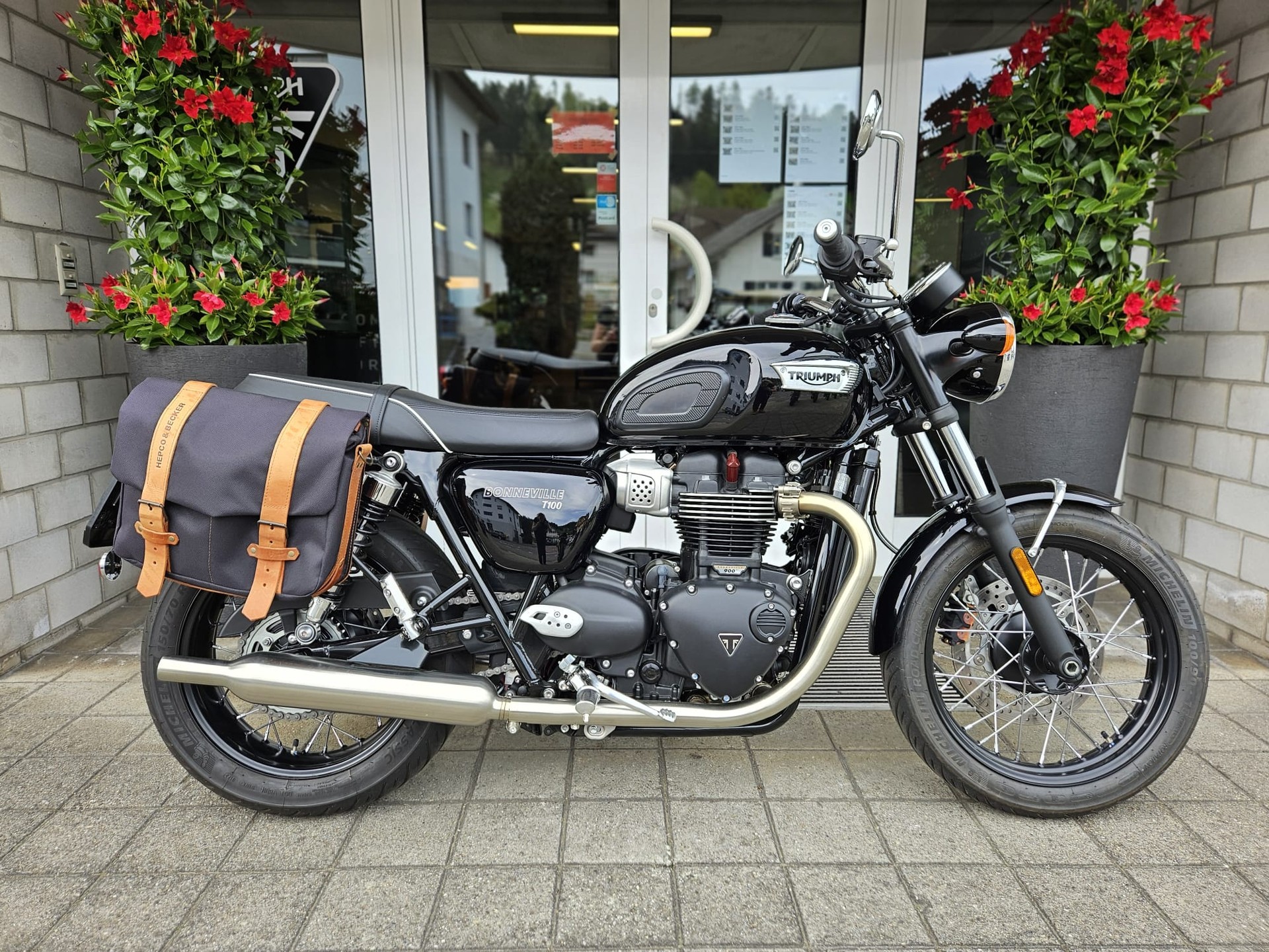 TRIUMPH Bonneville 900 T 100-showroom-element-1