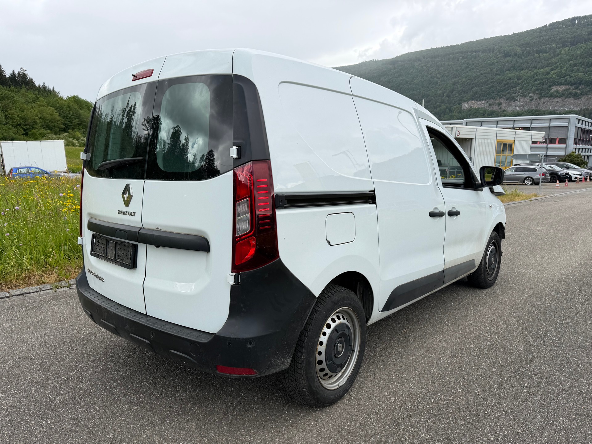 RENAULT UNFALL WAGEN. FAHRBAR AUF PLATZ. EXPRESS 1.3TCe 100 PF KASTEN WAGEN. NAVI KM 52`000. PREIS 3990.-.-showroom-element-1
