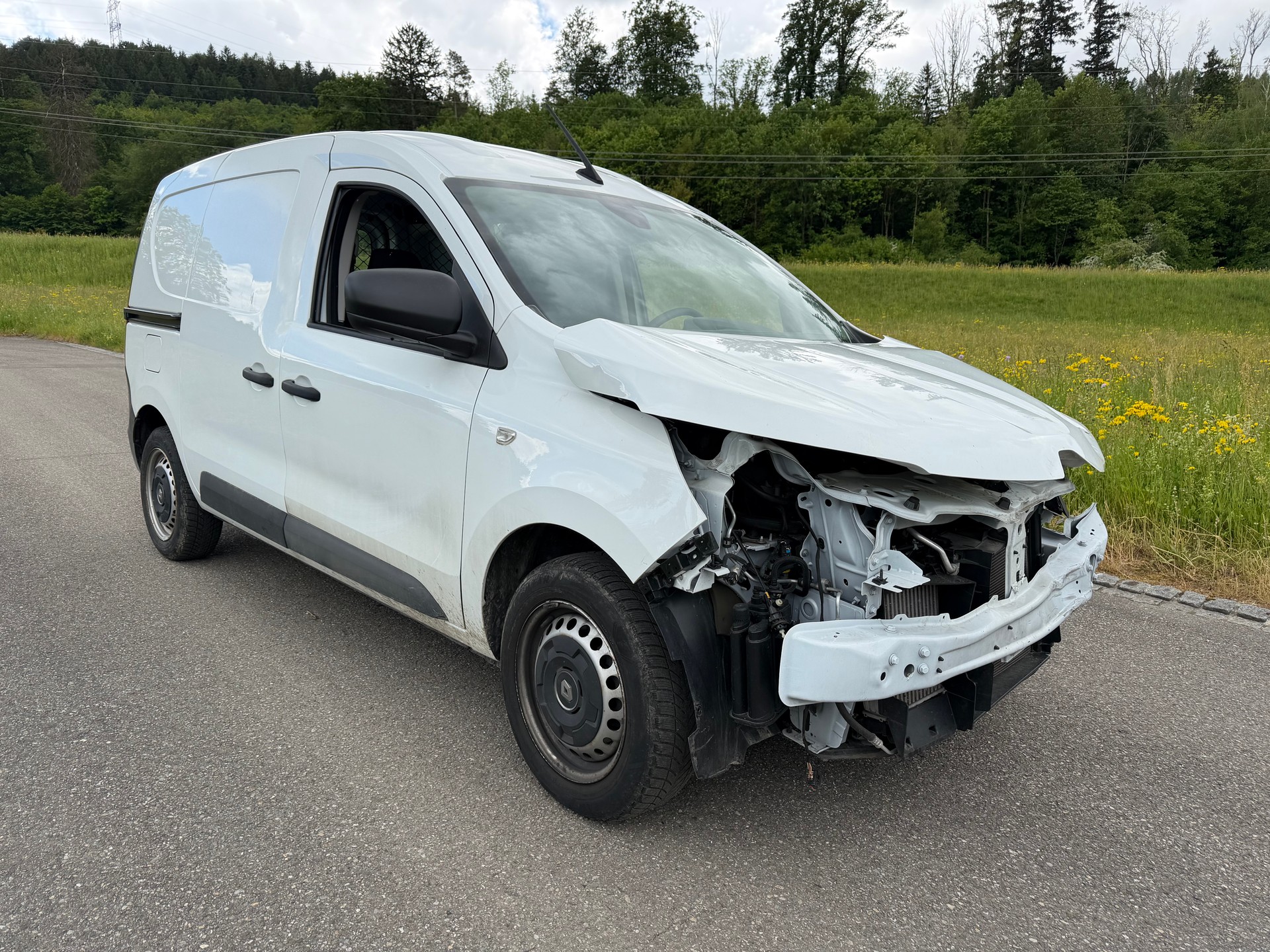 RENAULT UNFALL WAGEN. FAHRBAR AUF PLATZ. EXPRESS 1.3TCe 100 PF KASTEN WAGEN. NAVI KM 52`000. PREIS 3990.-.-image-12