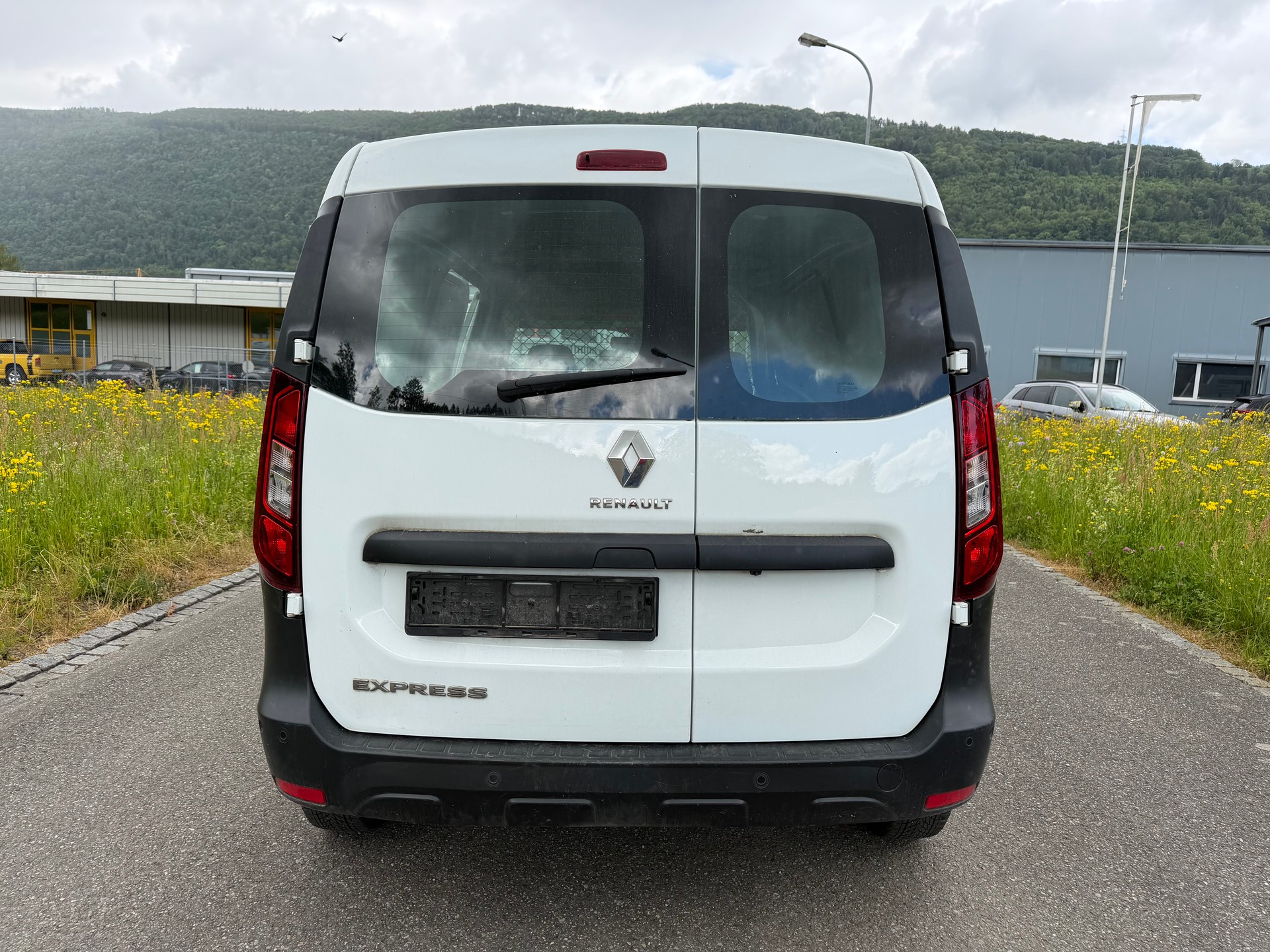 RENAULT UNFALL WAGEN. FAHRBAR AUF PLATZ. EXPRESS 1.3TCe 100 PF KASTEN WAGEN. NAVI KM 52`000. PREIS 3990.-.-image-10