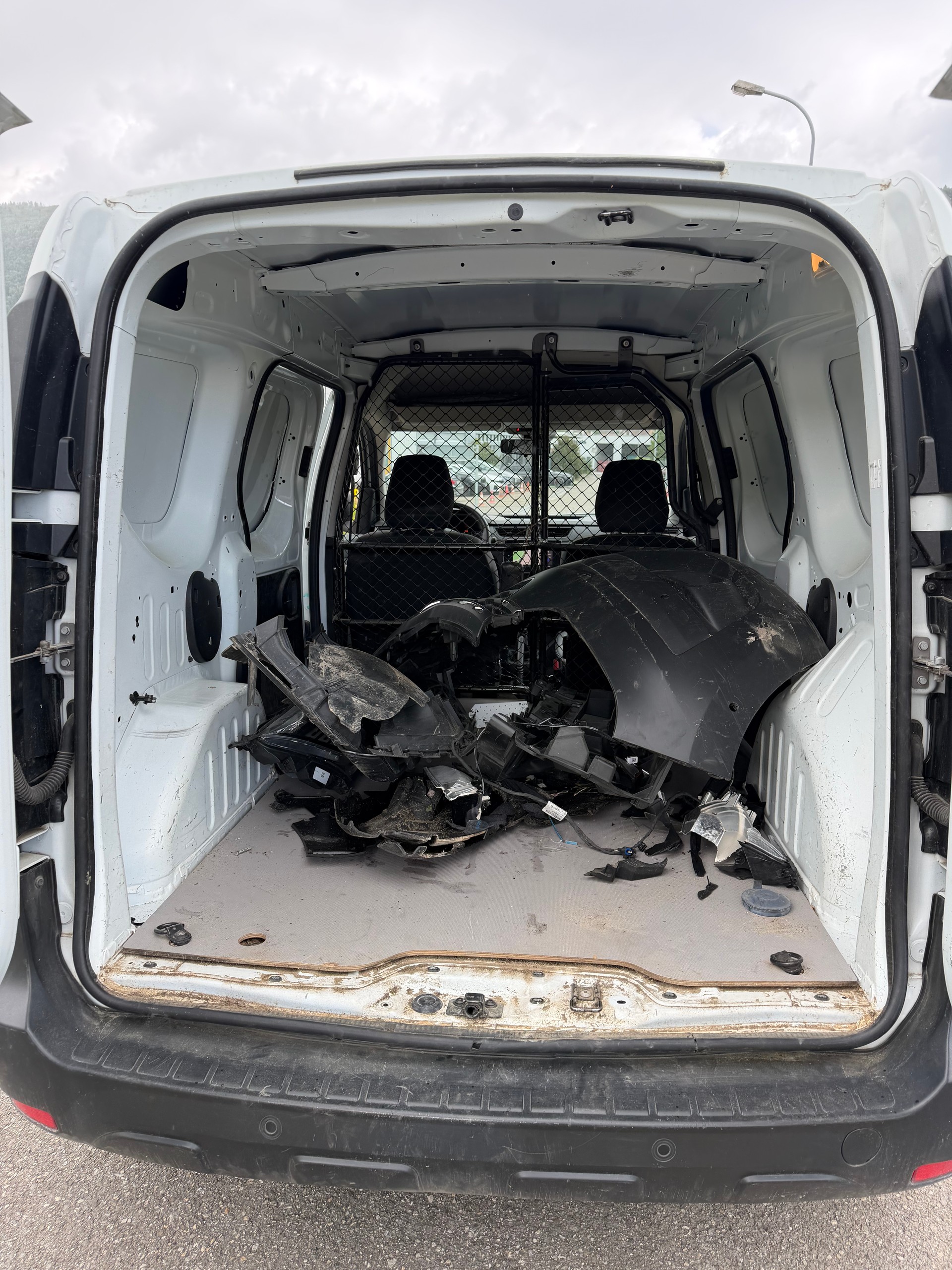 RENAULT UNFALL WAGEN. FAHRBAR AUF PLATZ. EXPRESS 1.3TCe 100 PF KASTEN WAGEN. NAVI KM 52`000. PREIS 3990.-.-image-18