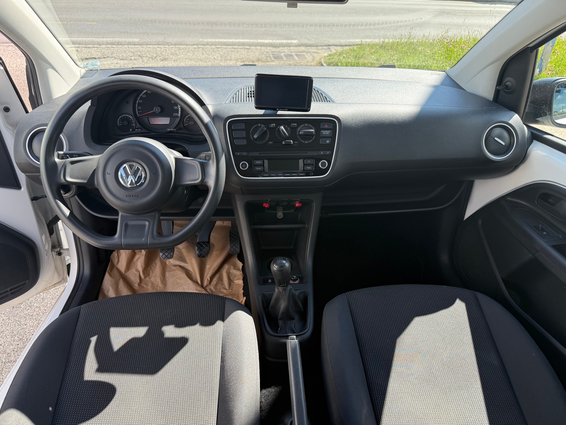 VW Up 1.0 black up Art on Ice-image-12