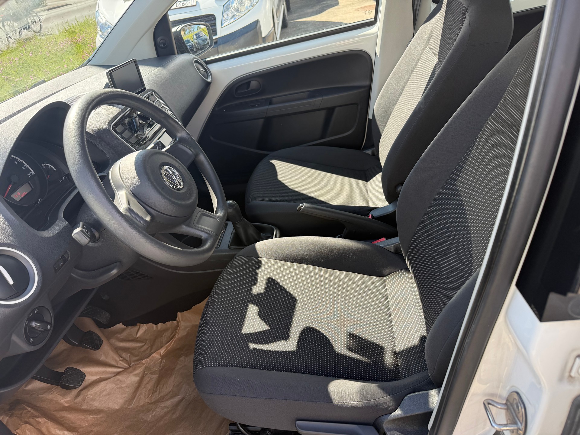 VW Up 1.0 black up Art on Ice-image-10
