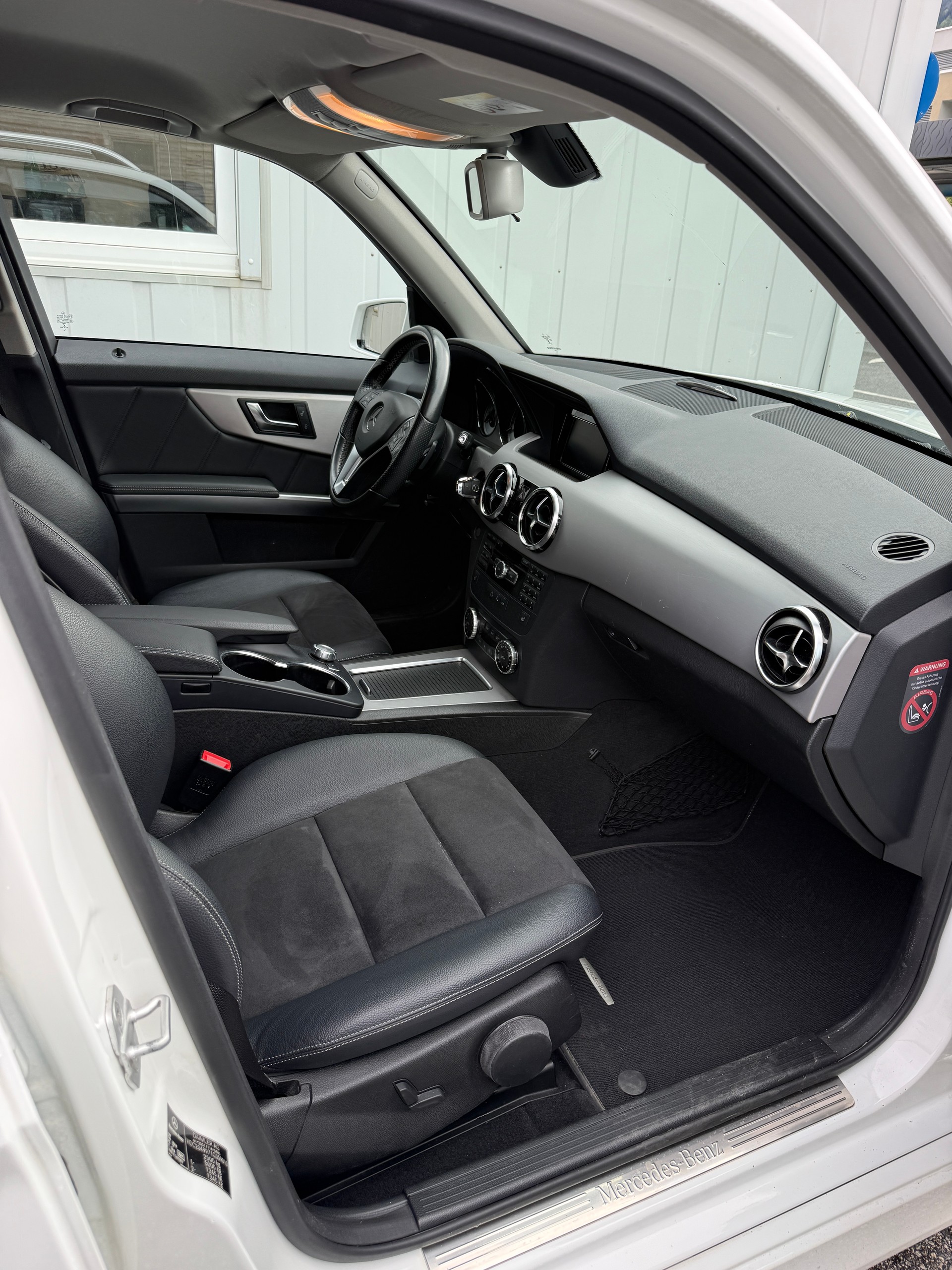 MERCEDES-BENZ GLK 220 BlueTEC Swiss Star Ed. 4Matic 7G-Tronic * TOPZUSTAND* SERVICEGEPFLEGT*-image-11