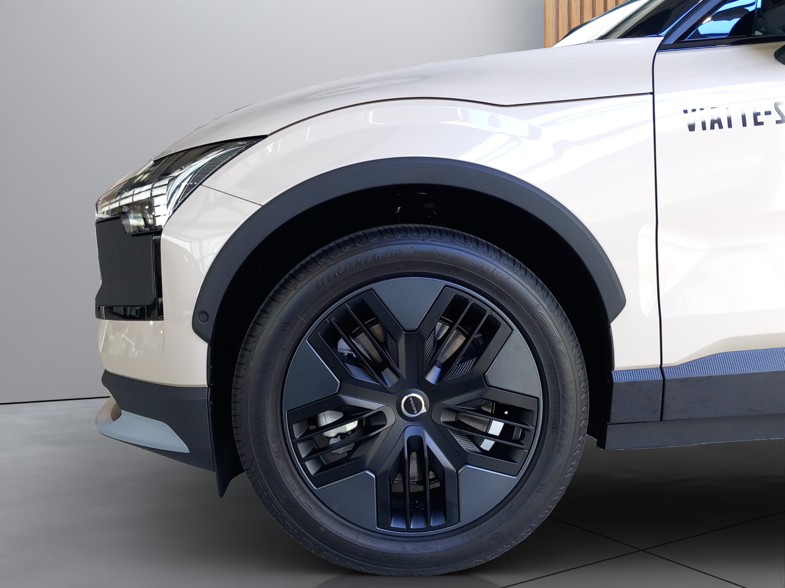 VOLVO EX30 CC E60 Twin Performance AWD-image-8