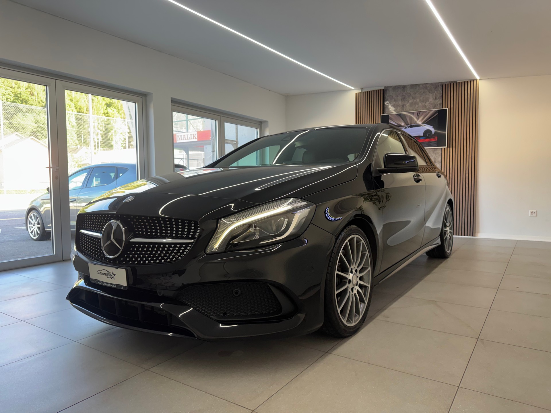 MERCEDES-BENZ A 250 AMG Line 4Matic 7G-DCT*CH-Fahrzeug*Panoramadach*-image-0
