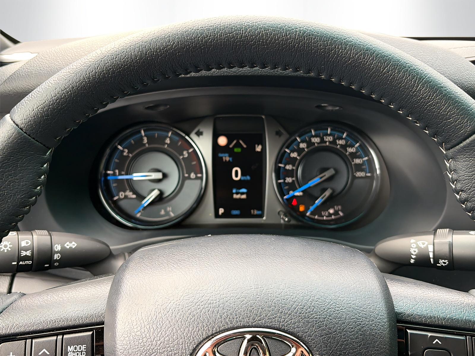 TOYOTA Hilux Double Cab.-Pick-up 2.8 D-4D MHEV 204 Invincible-image-9
