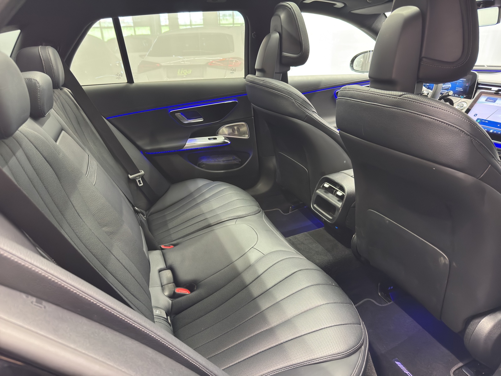 MERCEDES-BENZ E 300 de AMG Line 4Matic-image-9