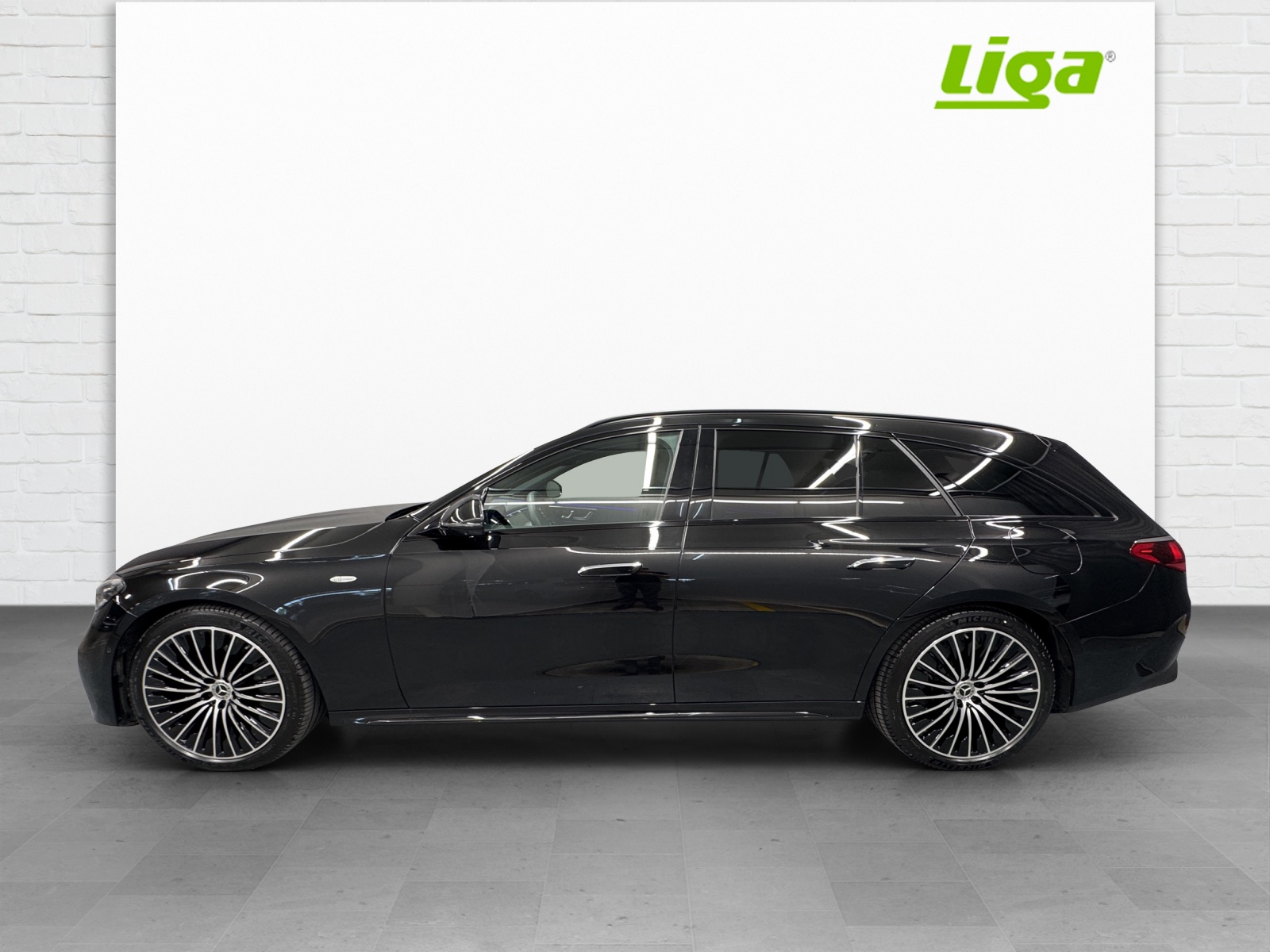 MERCEDES-BENZ E 300 de AMG Line 4Matic-image-2
