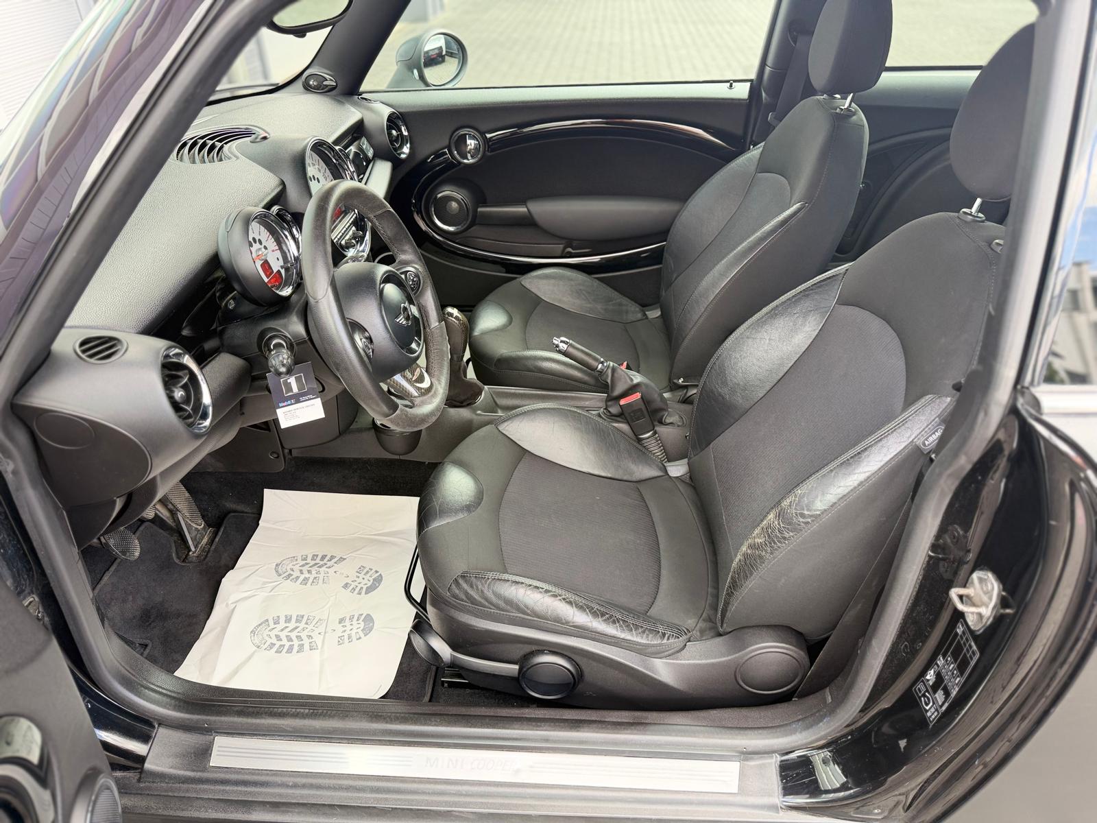 MINI Cooper John Cooper Works-image-8
