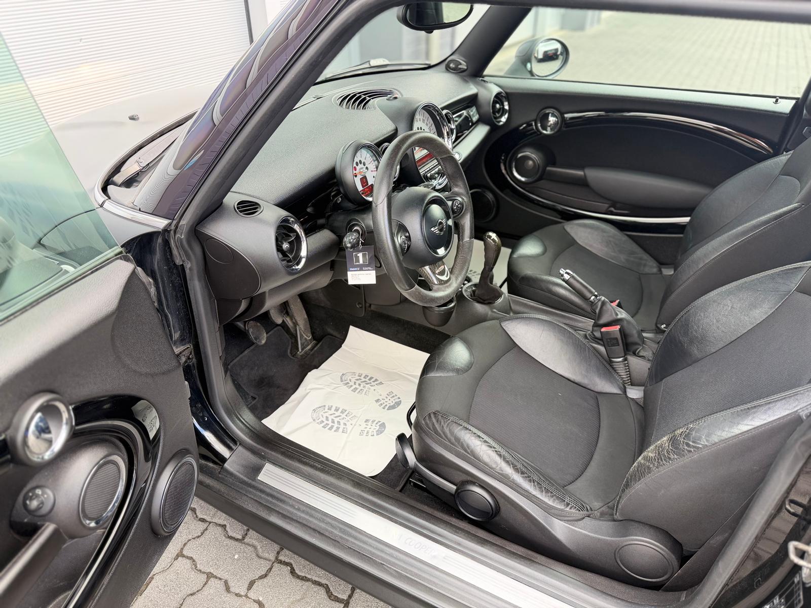 MINI Cooper John Cooper Works-image-7