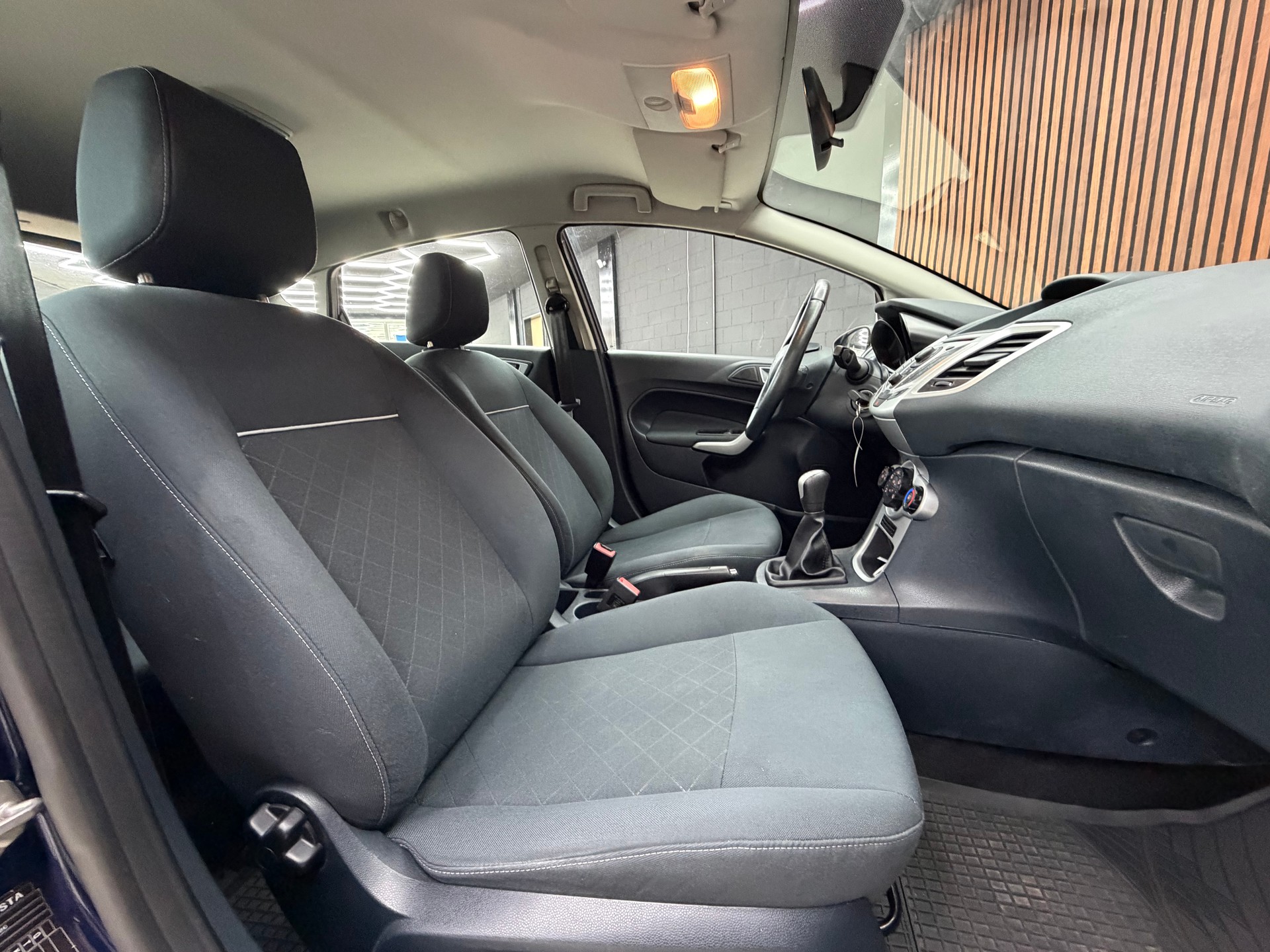 FORD Fiesta 1.25 16V Ambiente-image-13