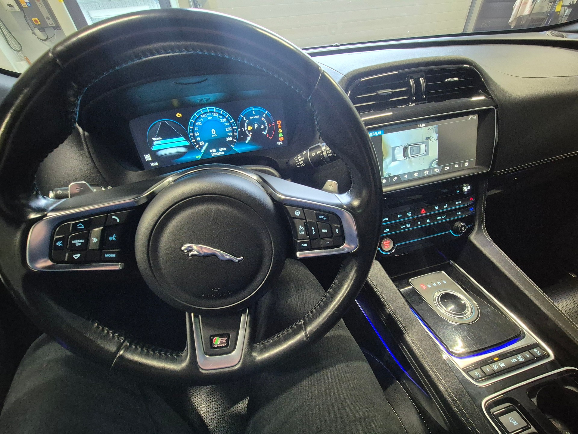 JAGUAR F-Pace 25d R-Sport AWD Automatik-image-10