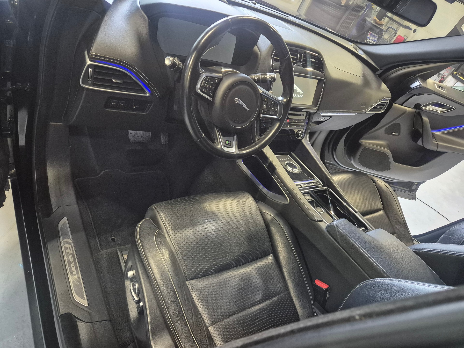 JAGUAR F-Pace 25d R-Sport AWD Automatik-image-8