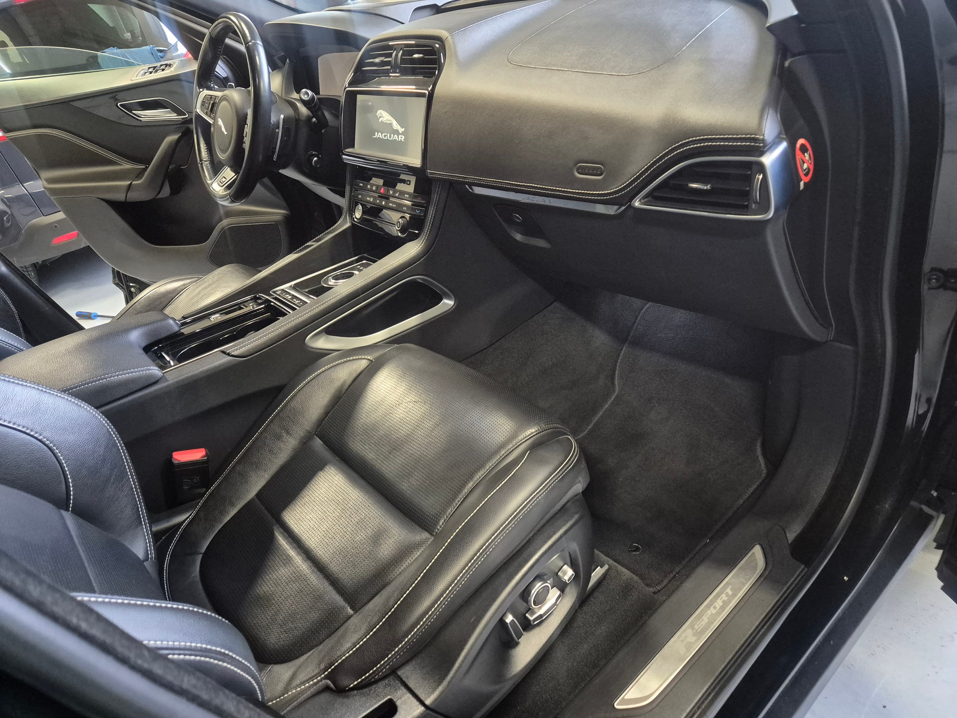 JAGUAR F-Pace 25d R-Sport AWD Automatik-image-9