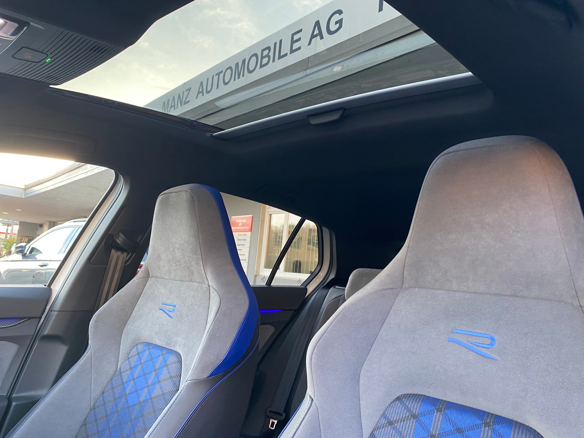 VW Golf 2.0 TSI R 320PS Black-Style Performance 4Motion DSG Akrapovič-Abgasanlage **Modell 2023**-image-14