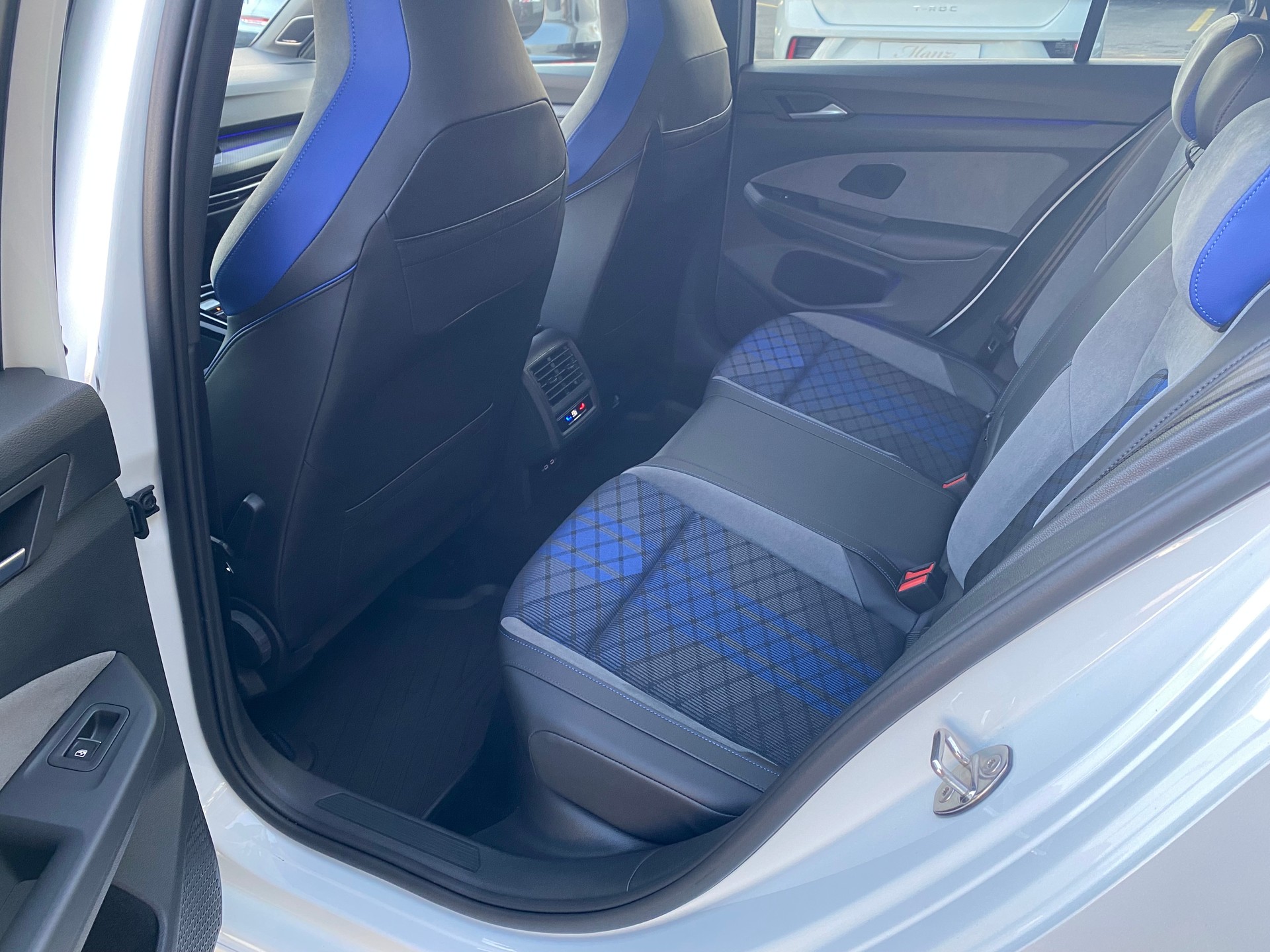 VW Golf 2.0 TSI R 320PS Black-Style Performance 4Motion DSG Akrapovič-Abgasanlage **Modell 2023**-image-6