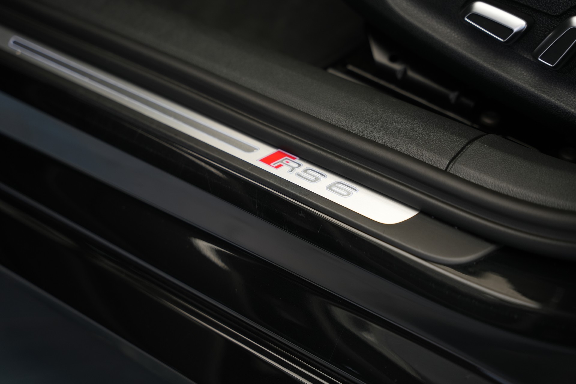 AUDI RS6 Avant 4.0 TFSI V8 performance quattro *HuD* *Softclose* *Panorama*-image-22