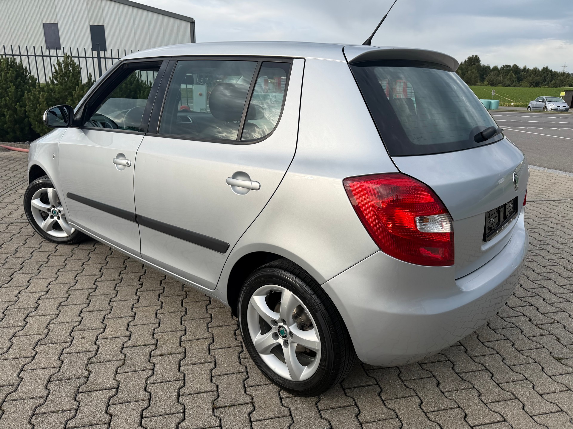 SKODA Fabia 1.6 Ambiente Tiptronic-image-2