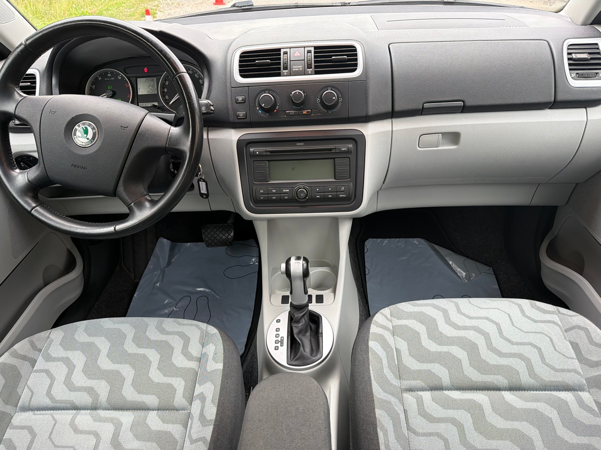SKODA Fabia 1.6 Ambiente Tiptronic-image-4