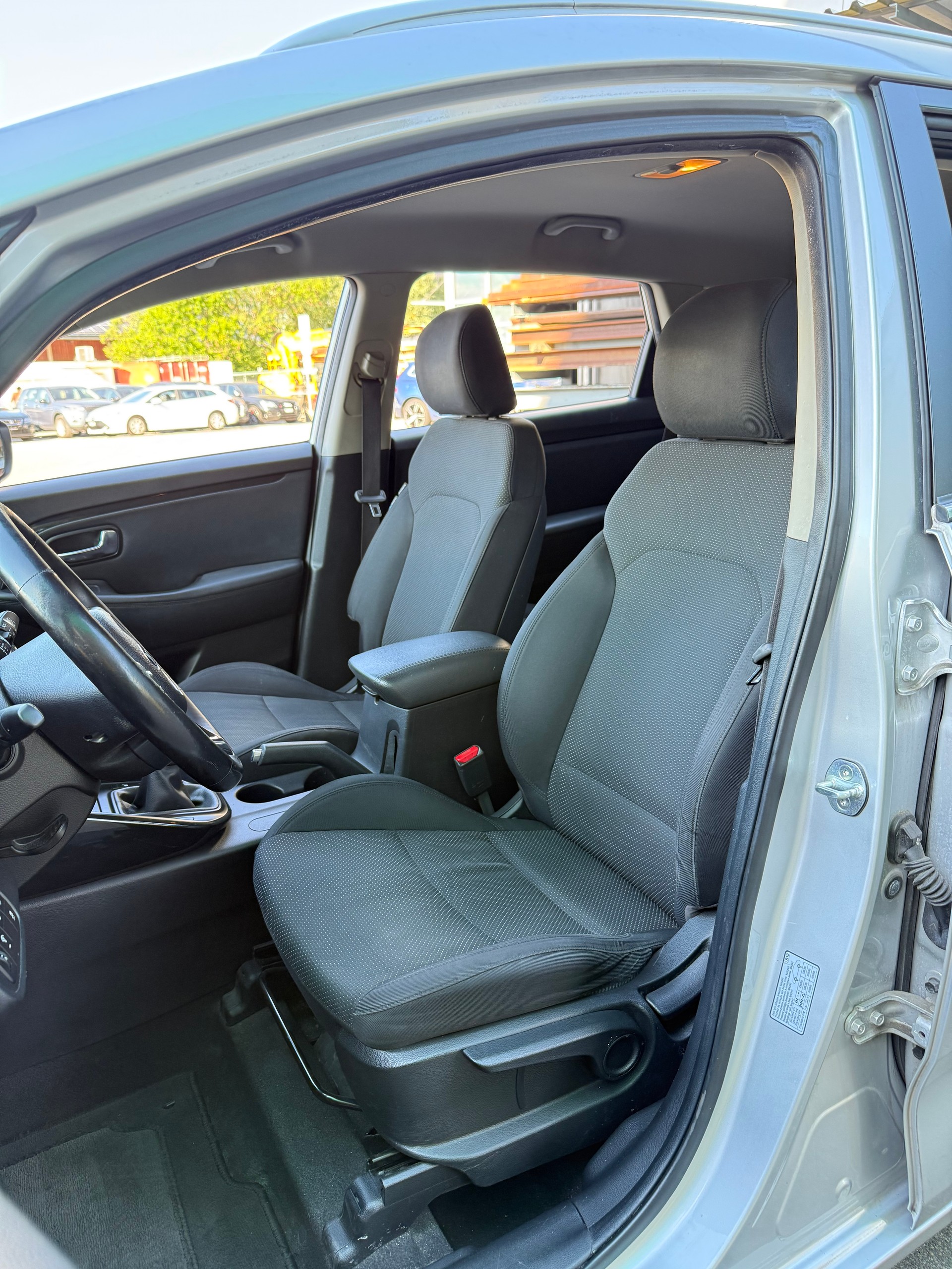 KIA Carens 1.7 CRDi Trend-image-9