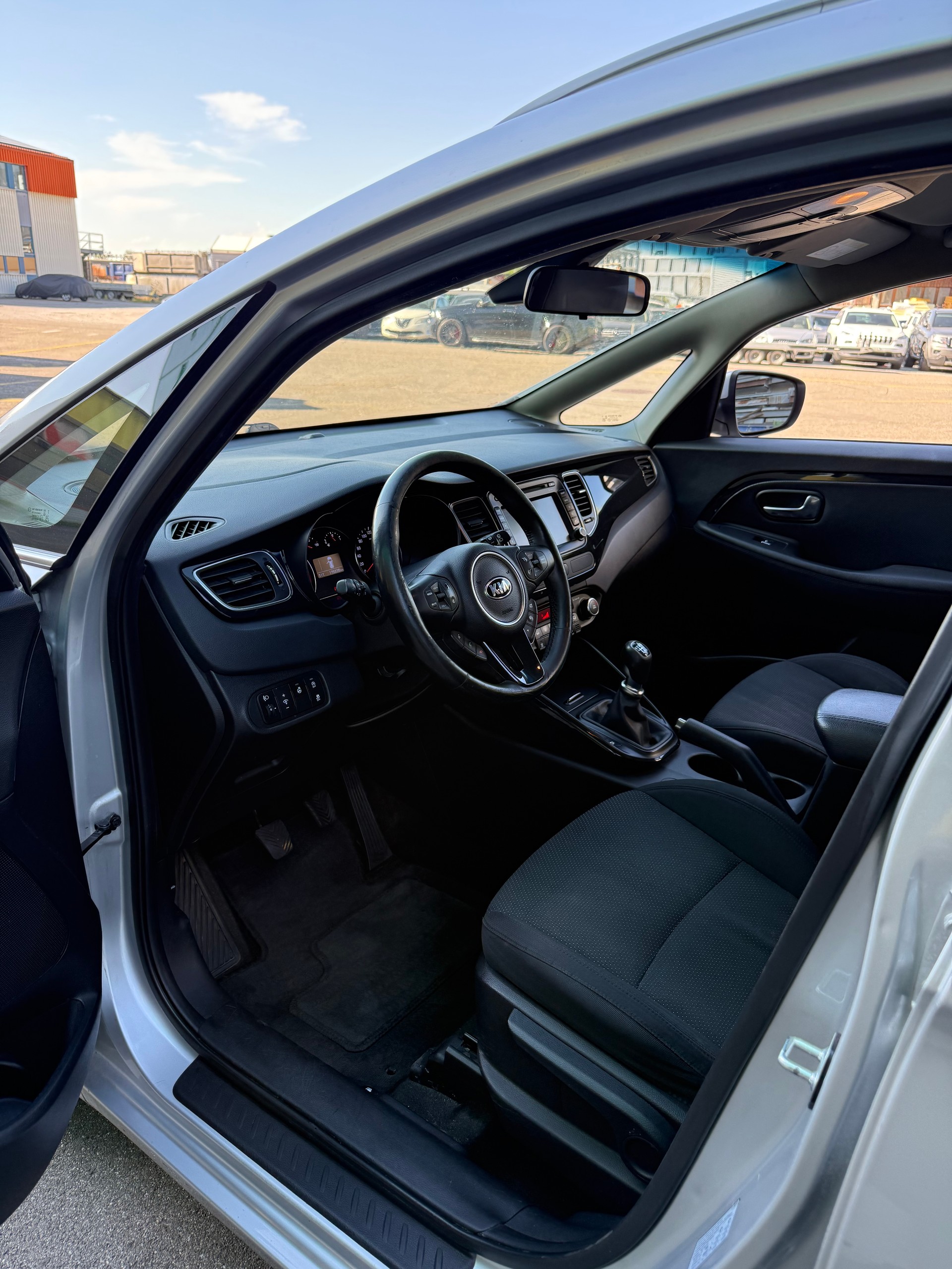 KIA Carens 1.7 CRDi Trend-image-8
