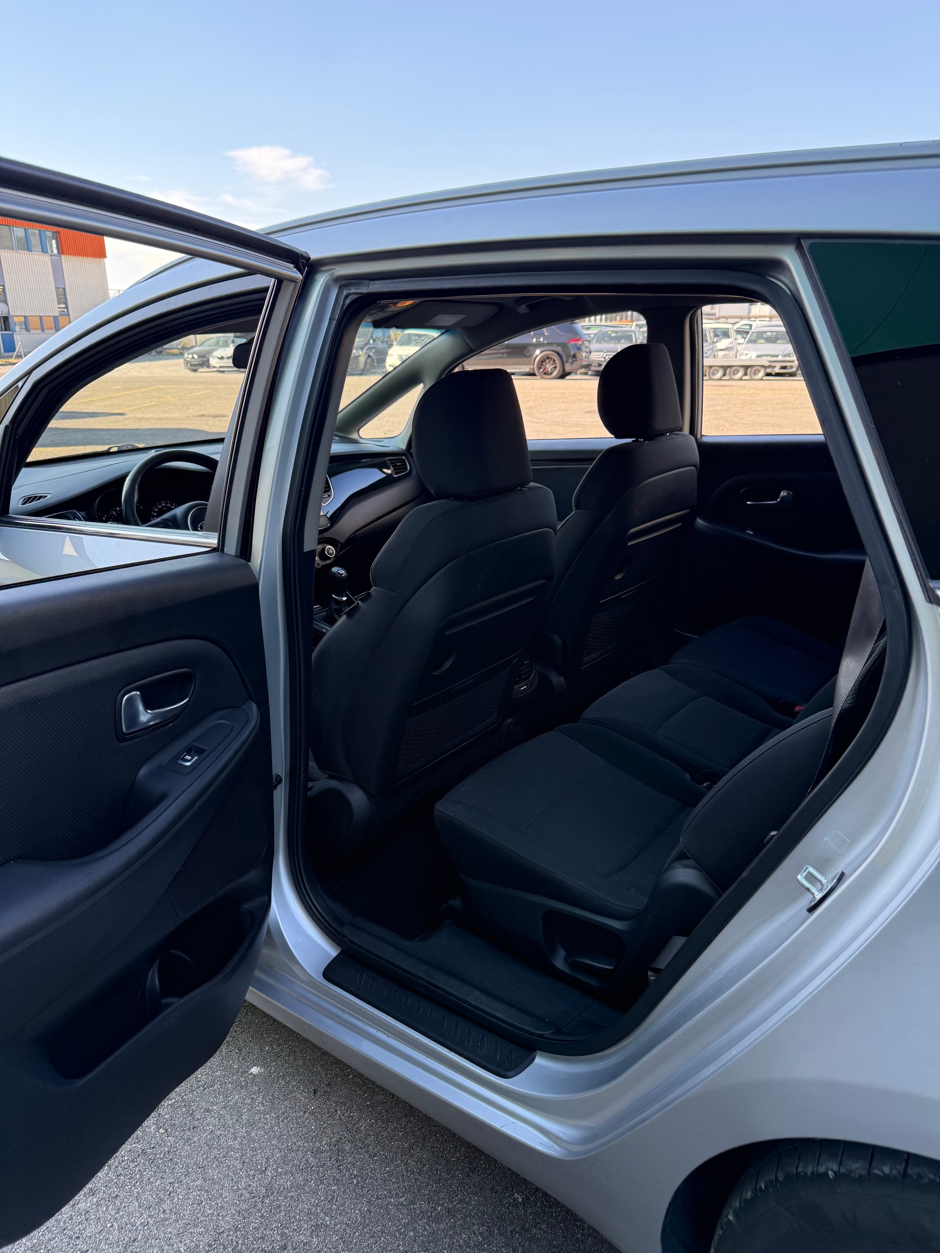 KIA Carens 1.7 CRDi Trend-image-13