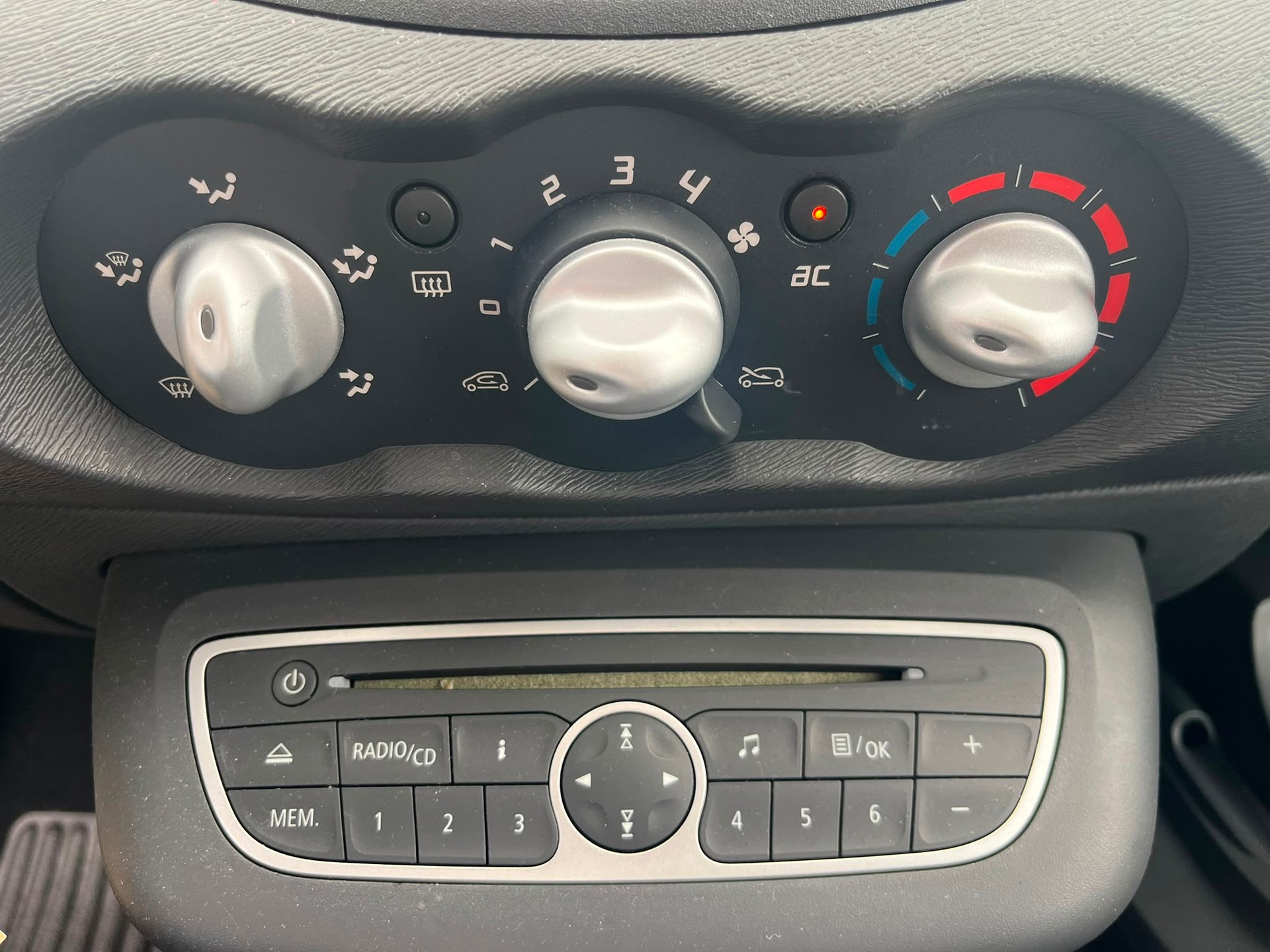 RENAULT Twingo 1.2 16V Initiale Quickshift-image-7