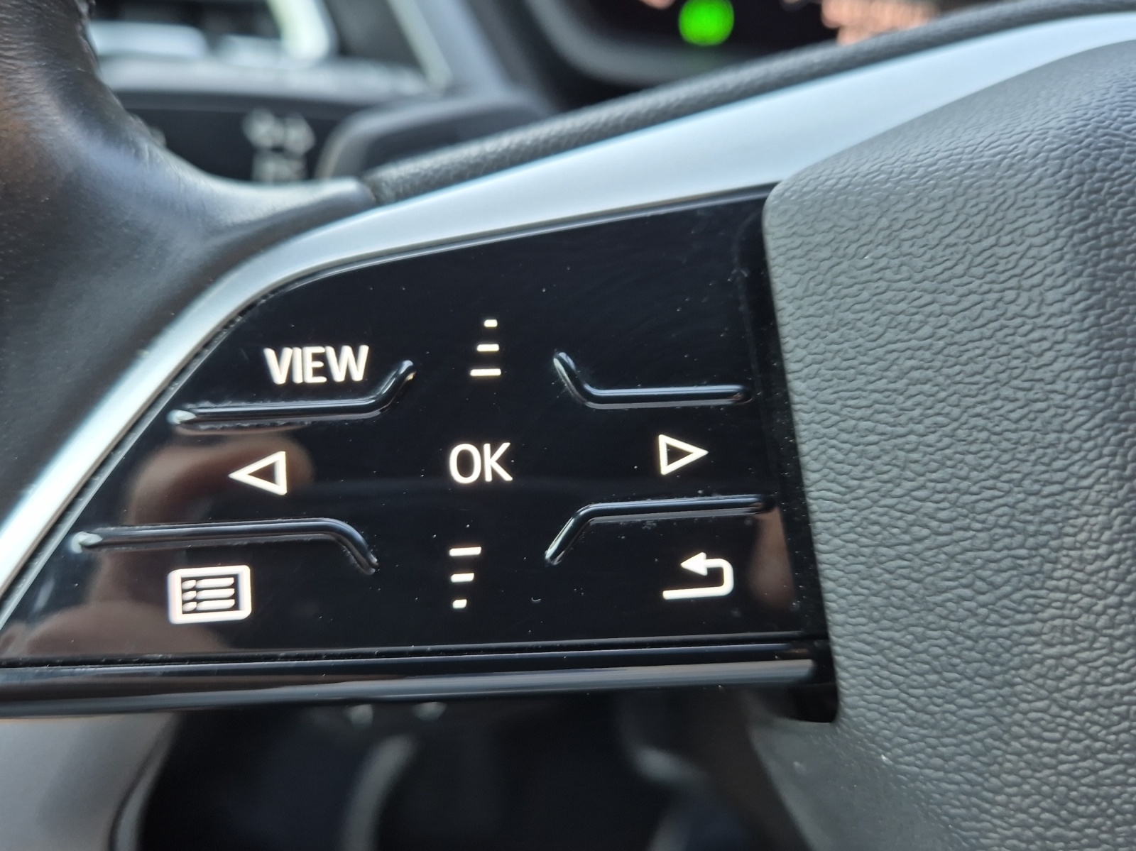 AUDI Q4 e-tron 40-image-12