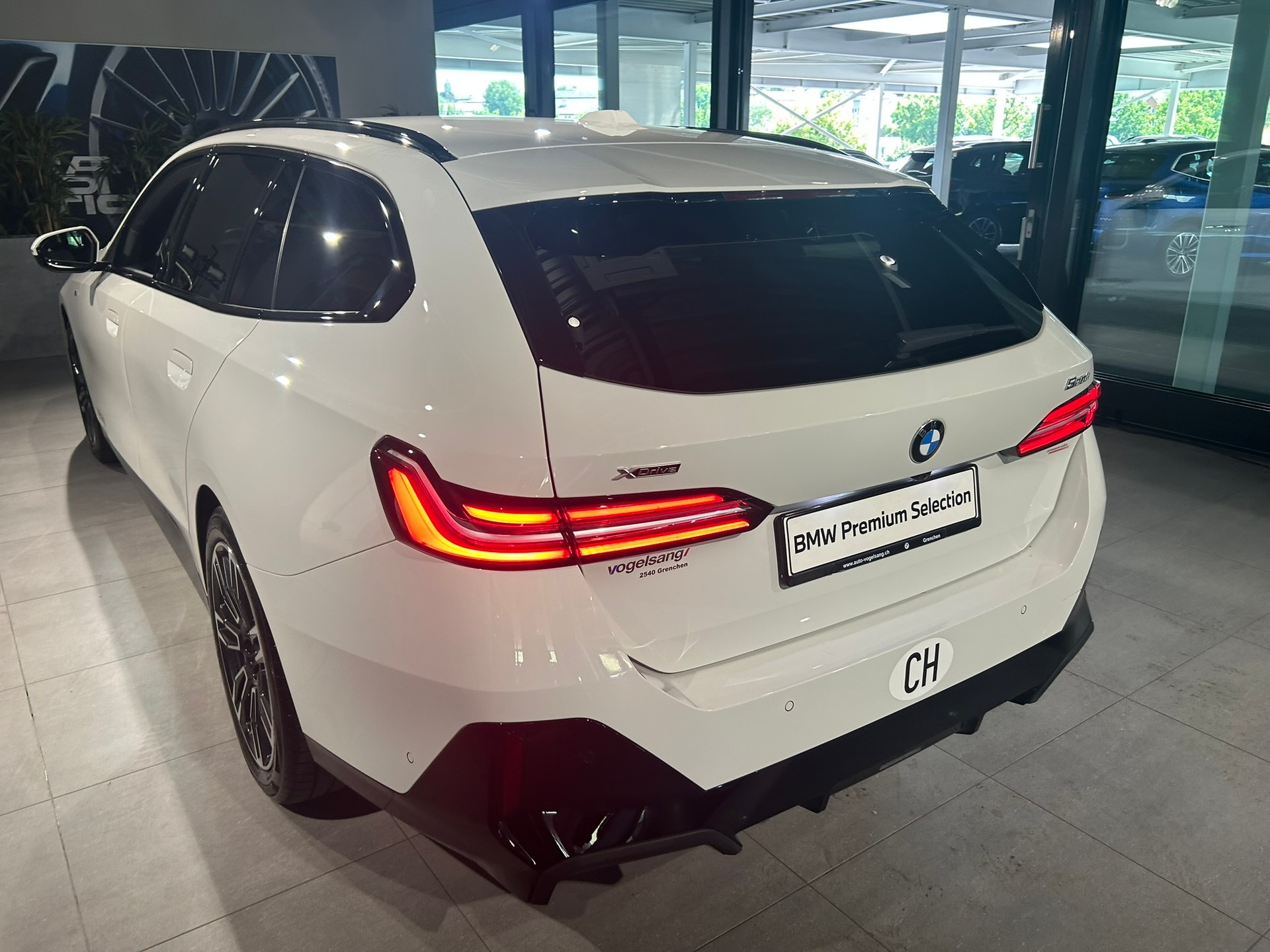 BMW 520d xDrive 48V Touring M Sport Steptronic-image-7