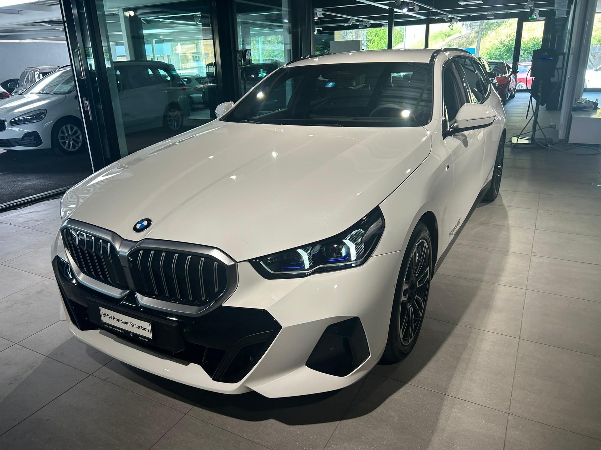 BMW 520d xDrive 48V Touring M Sport Steptronic-image-1