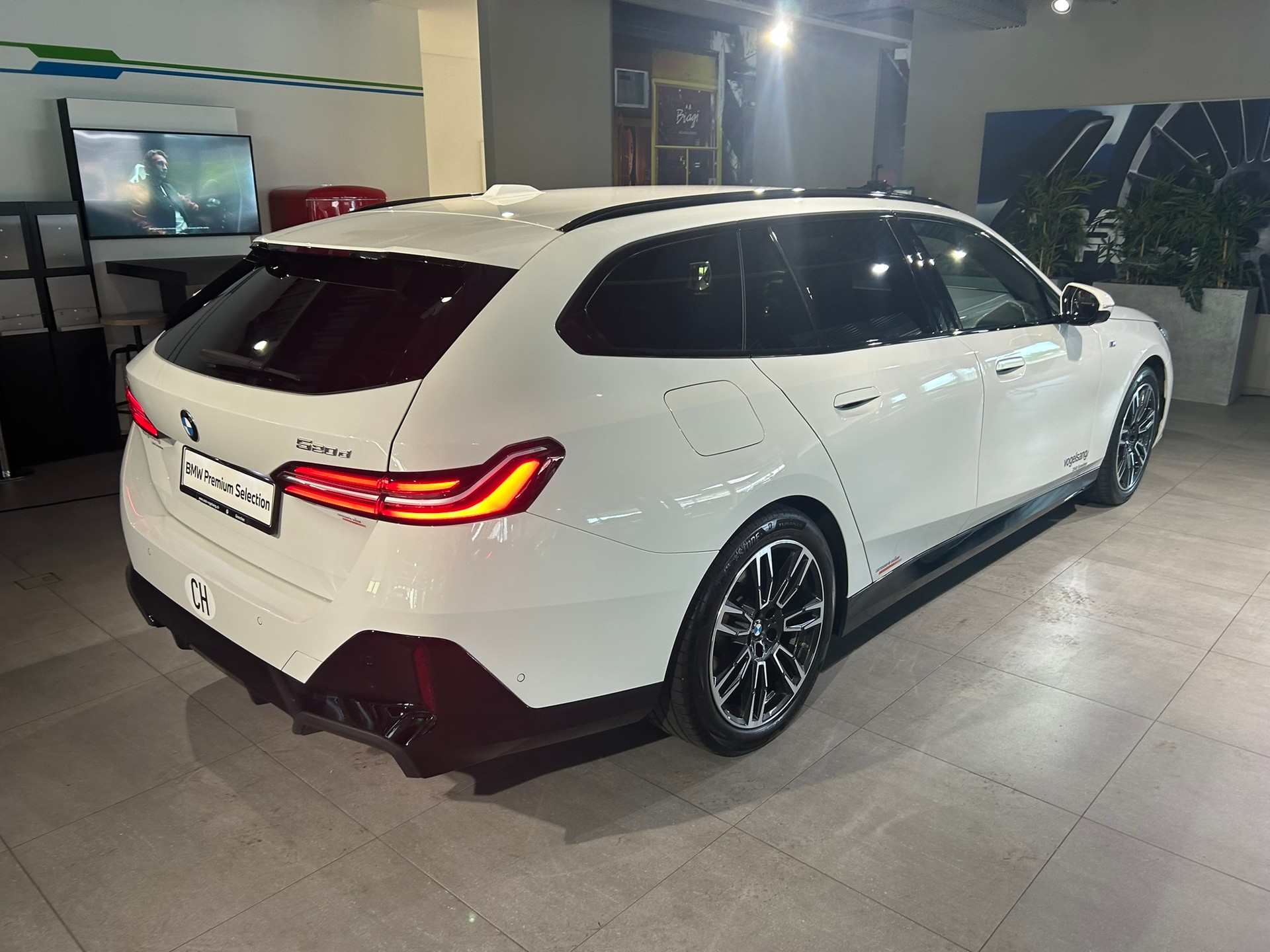 BMW 520d xDrive 48V Touring M Sport Steptronic-image-10