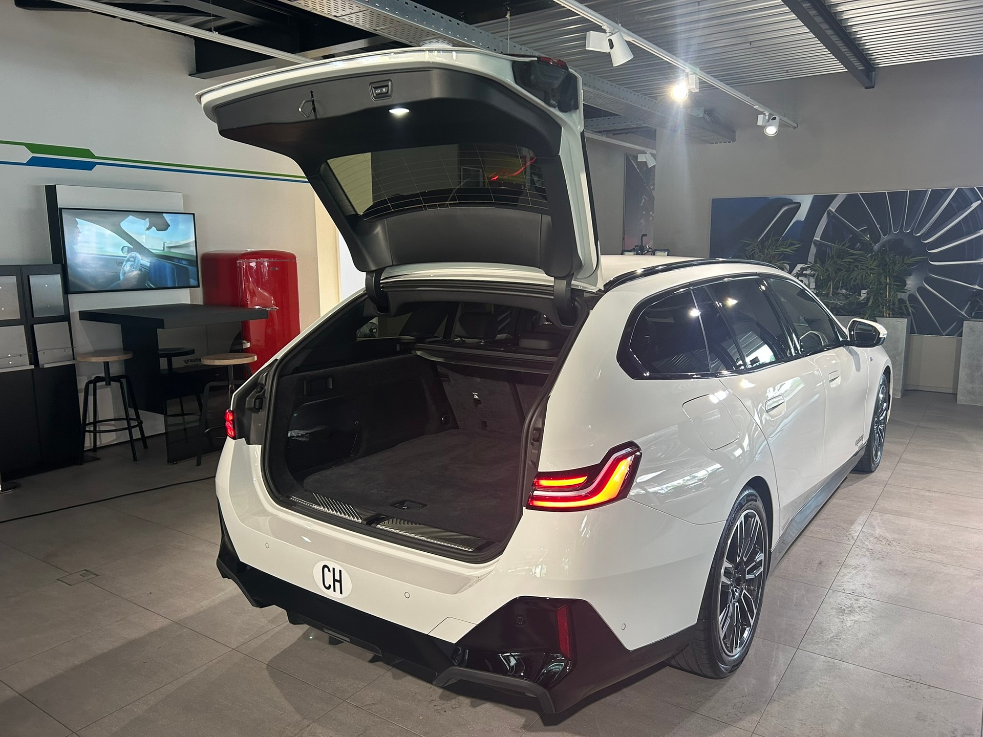 BMW 520d xDrive 48V Touring M Sport Steptronic-image-12