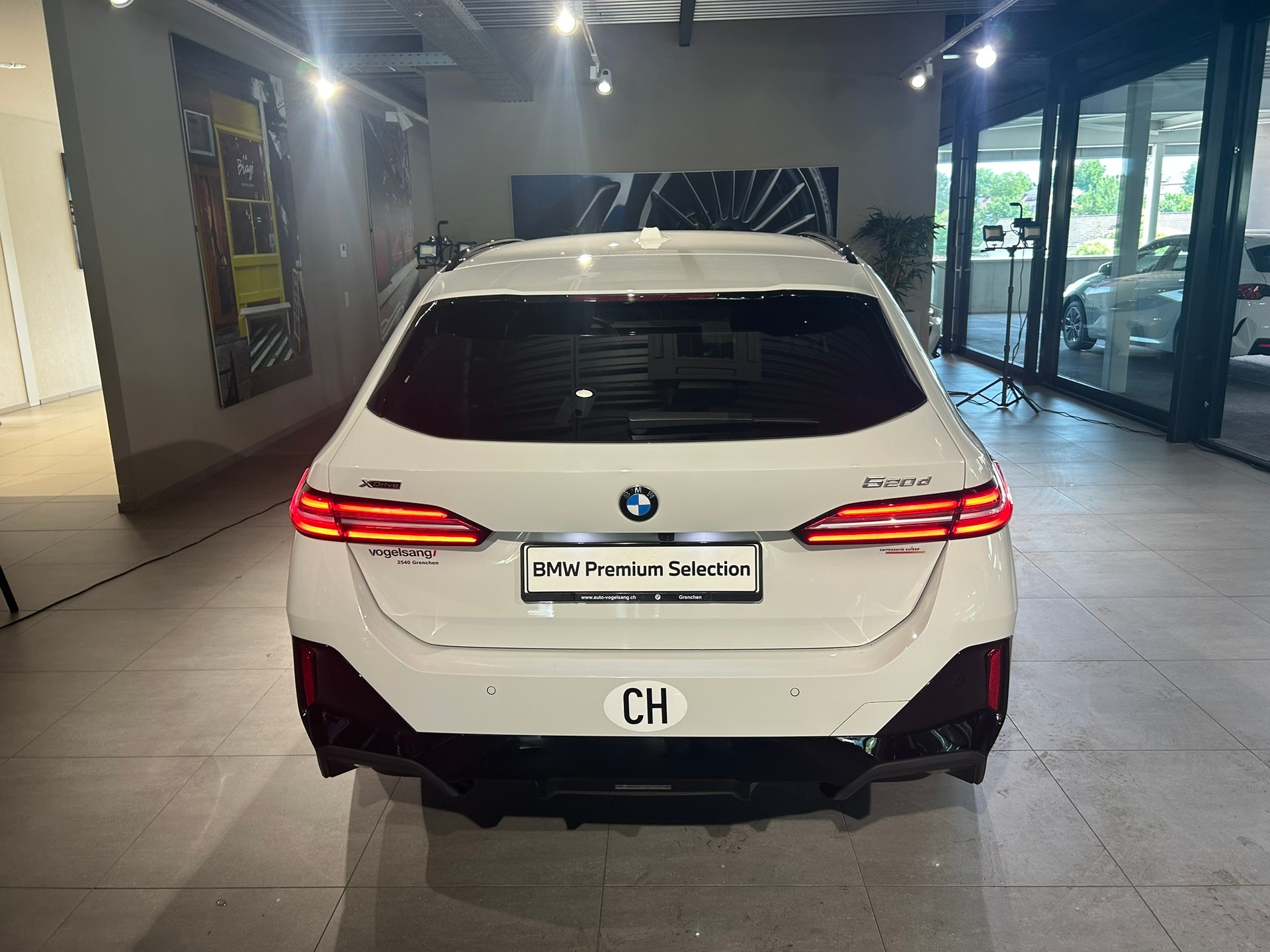 BMW 520d xDrive 48V Touring M Sport Steptronic-image-8