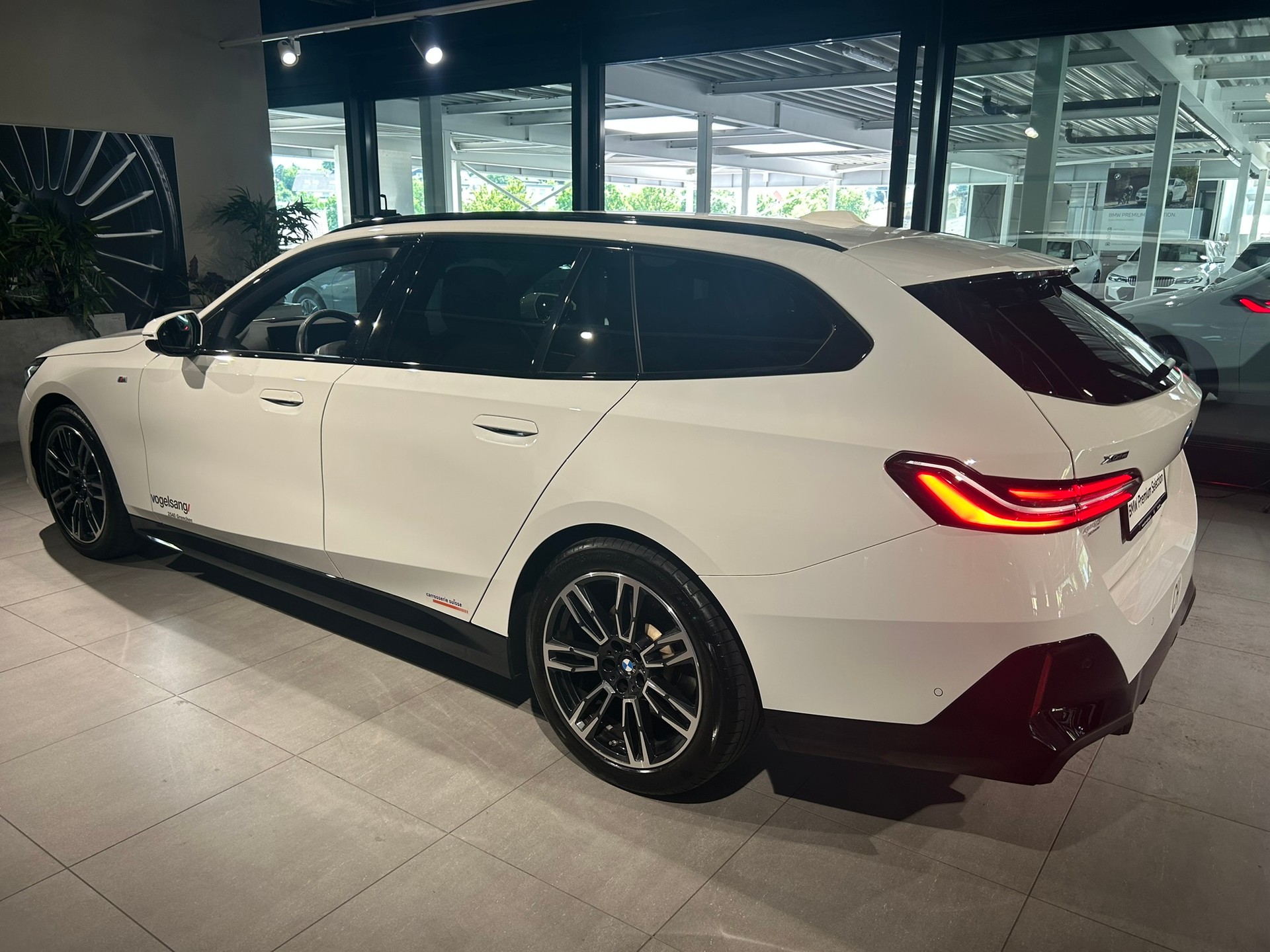 BMW 520d xDrive 48V Touring M Sport Steptronic-image-5