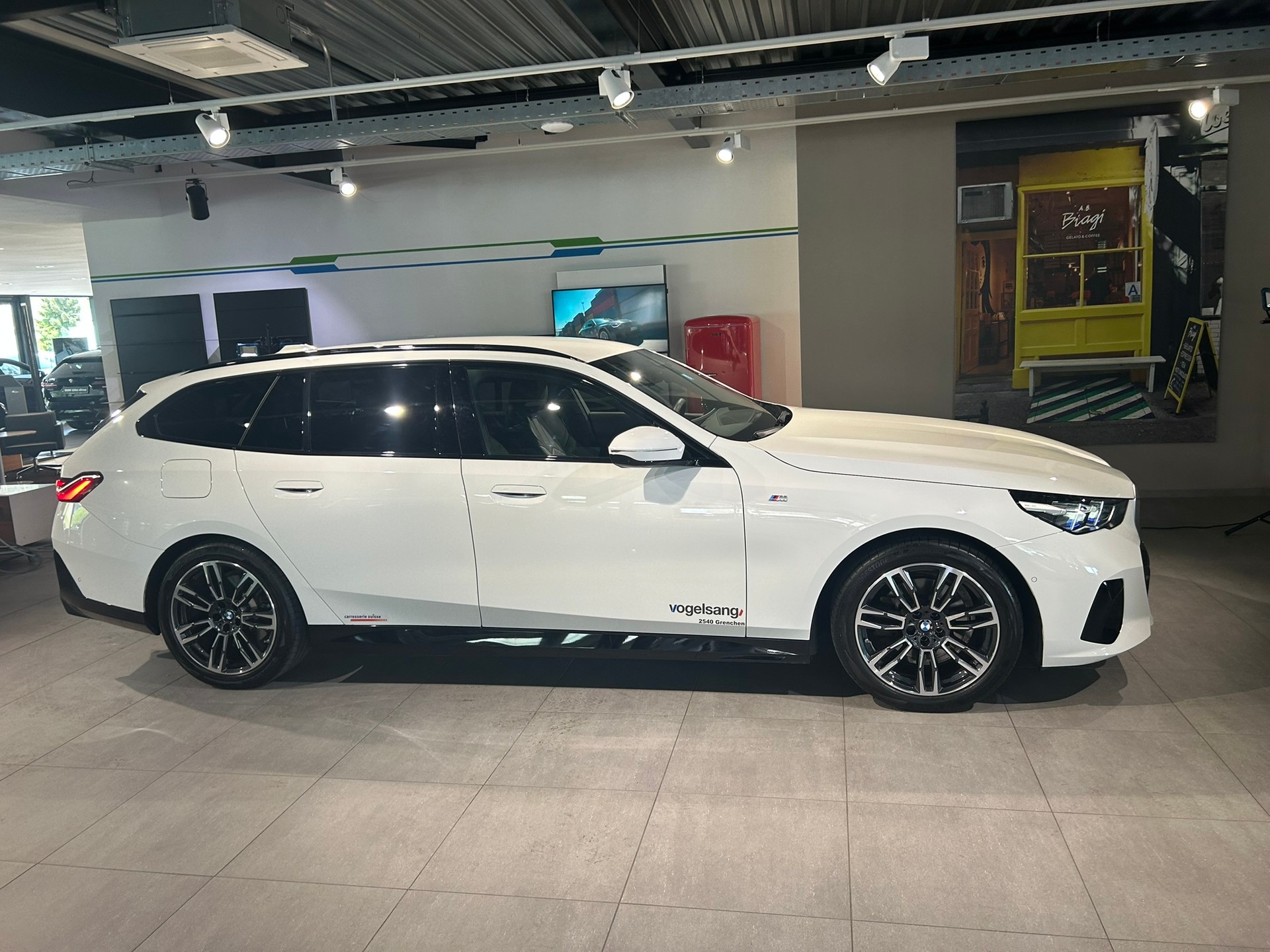 BMW 520d xDrive 48V Touring M Sport Steptronic-image-11