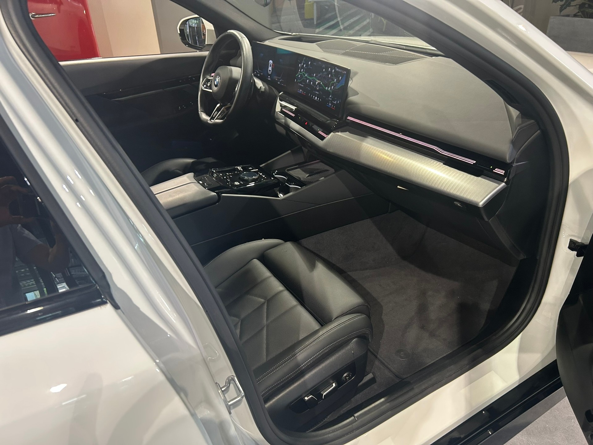 BMW 520d xDrive 48V Touring M Sport Steptronic-image-31