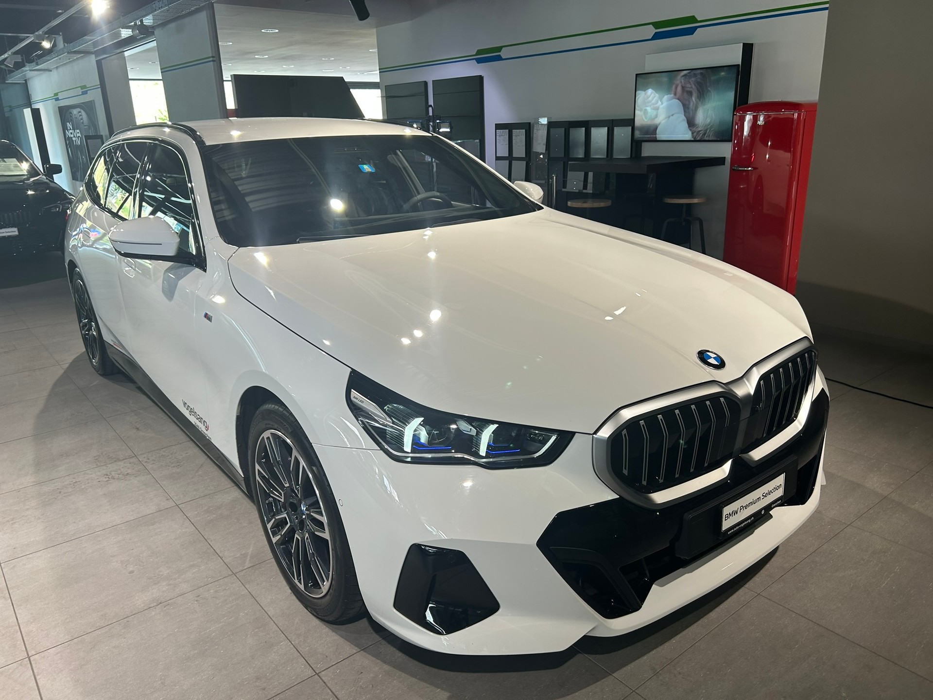 BMW 520d xDrive 48V Touring M Sport Steptronic-image-4