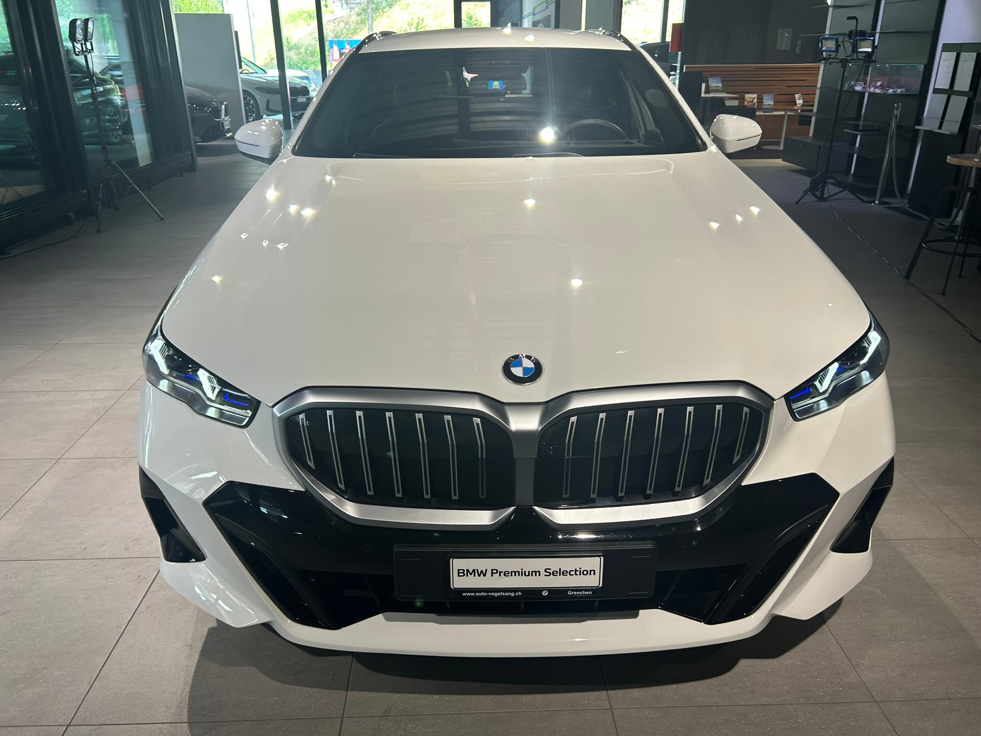 BMW 520d xDrive 48V Touring M Sport Steptronic-image-2