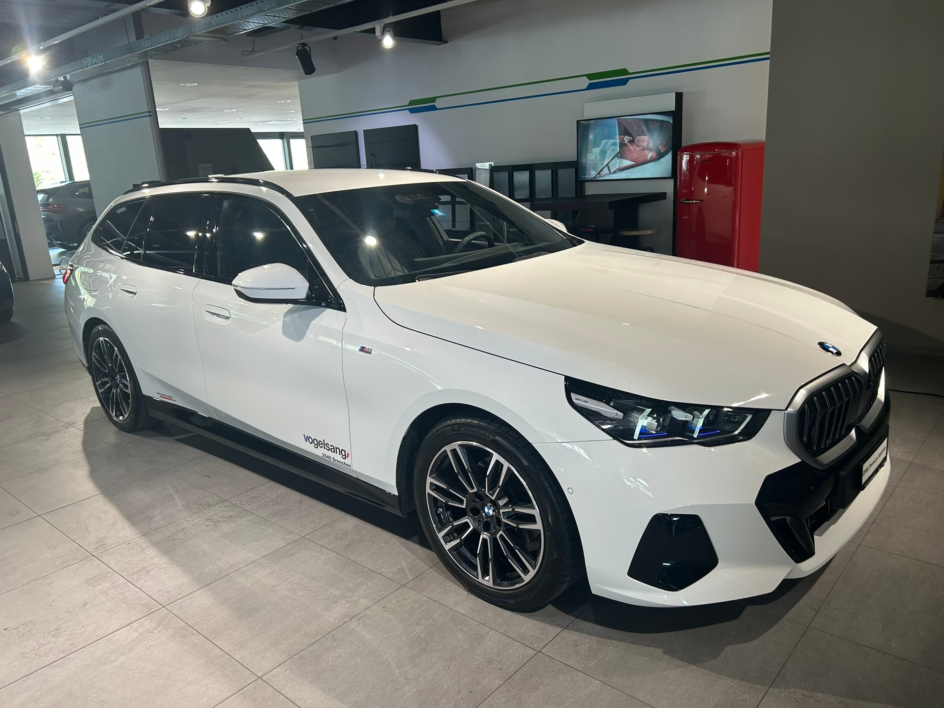 BMW 520d xDrive 48V Touring M Sport Steptronic-image-3