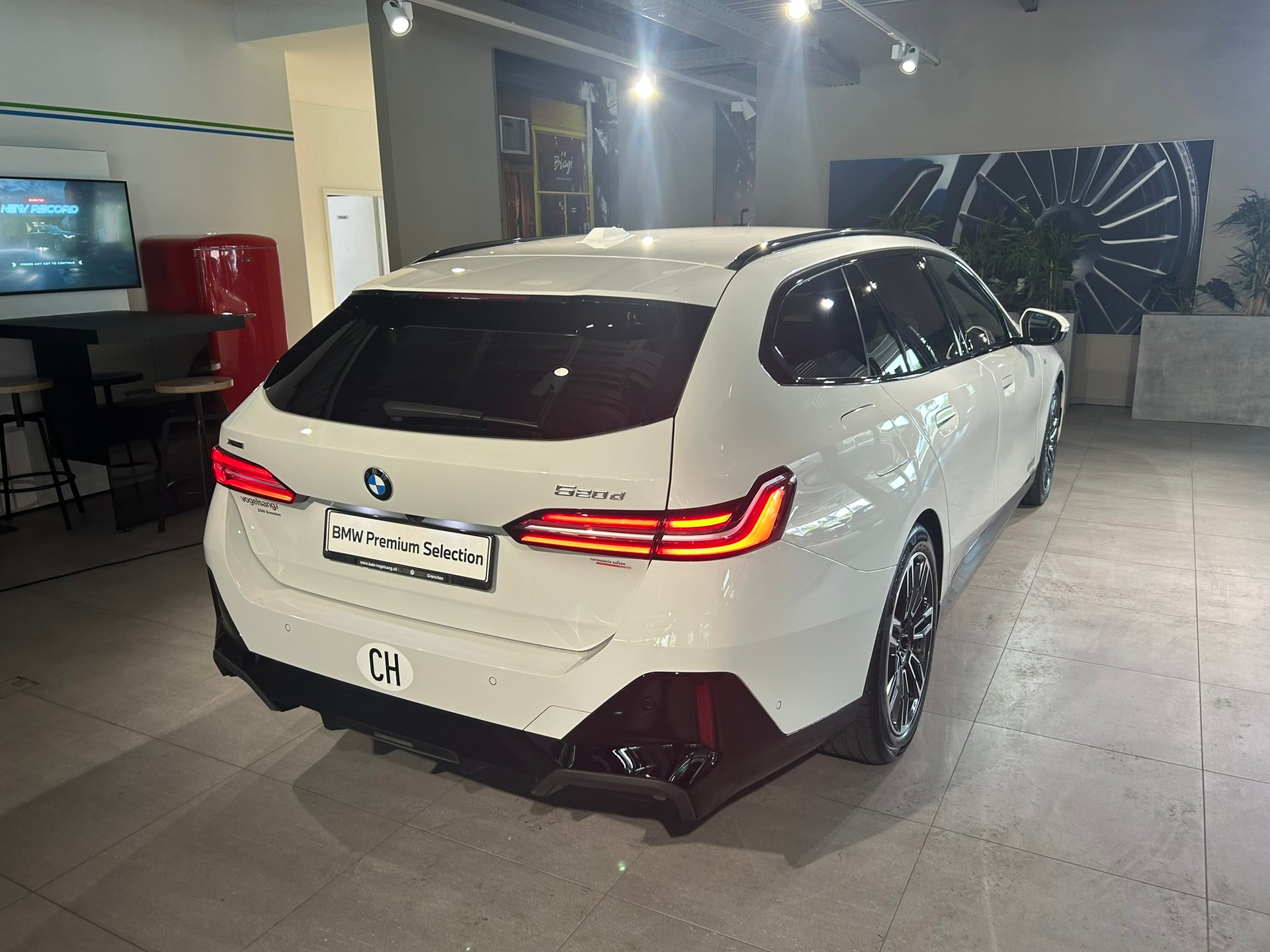 BMW 520d xDrive 48V Touring M Sport Steptronic-image-9