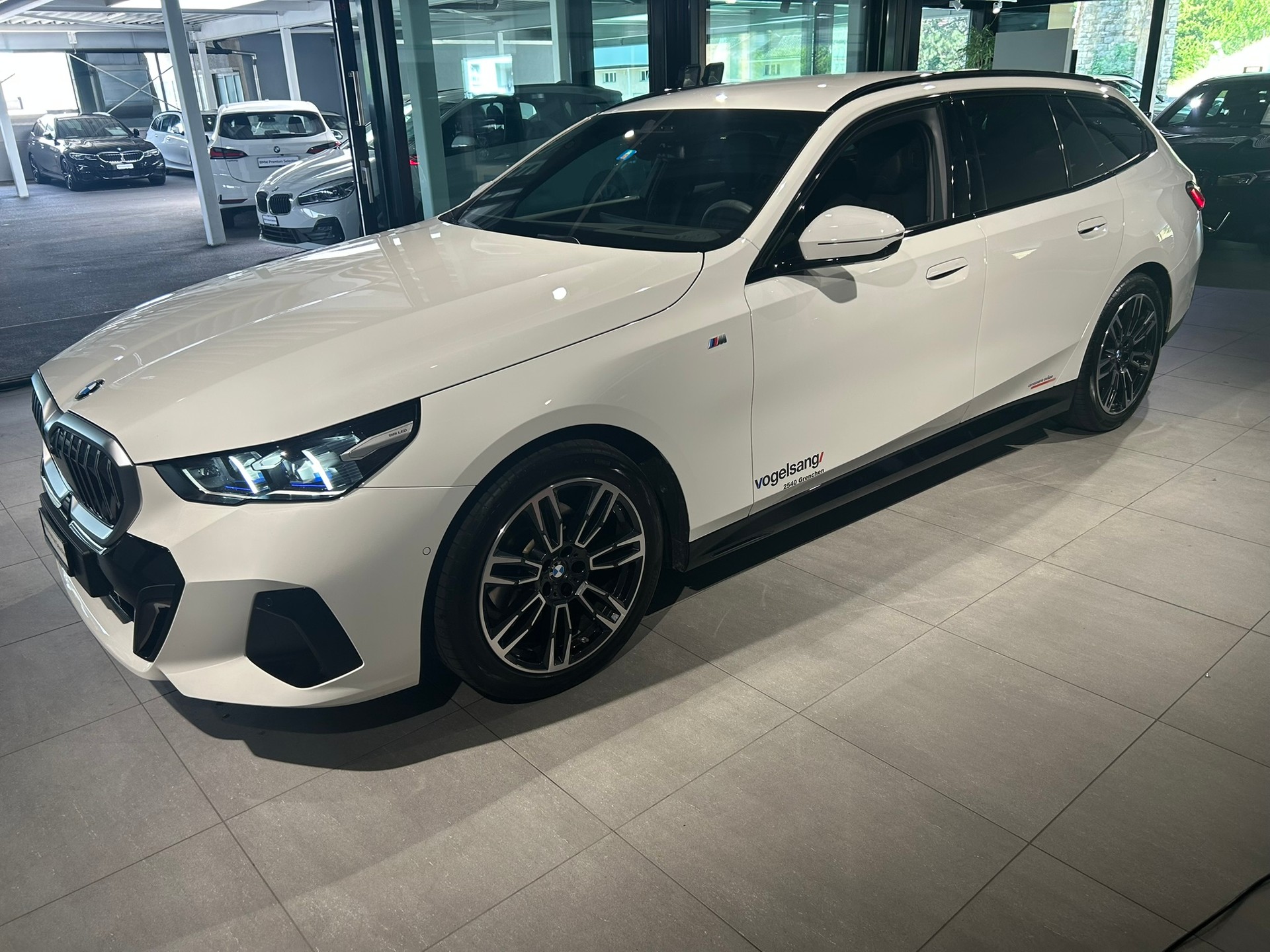 BMW 520d xDrive 48V Touring M Sport Steptronic-image-0