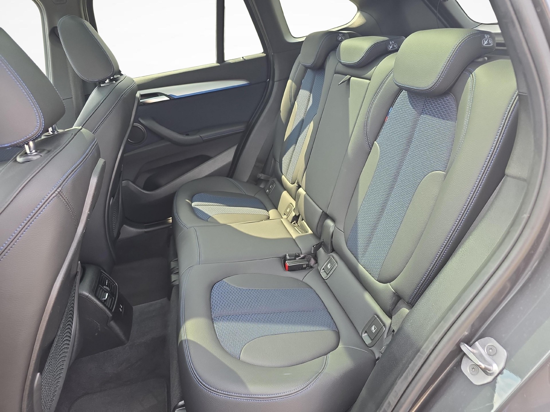 BMW X1 18d xDrive-image-10