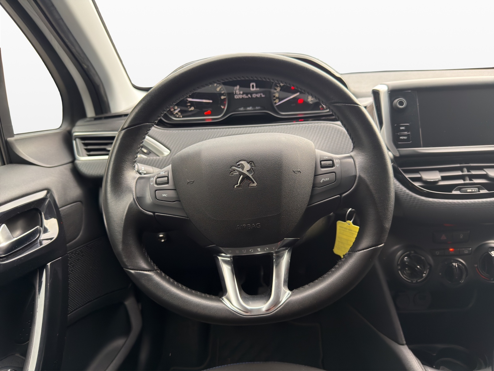 PEUGEOT 208 1.2 PureTech Signature-image-10