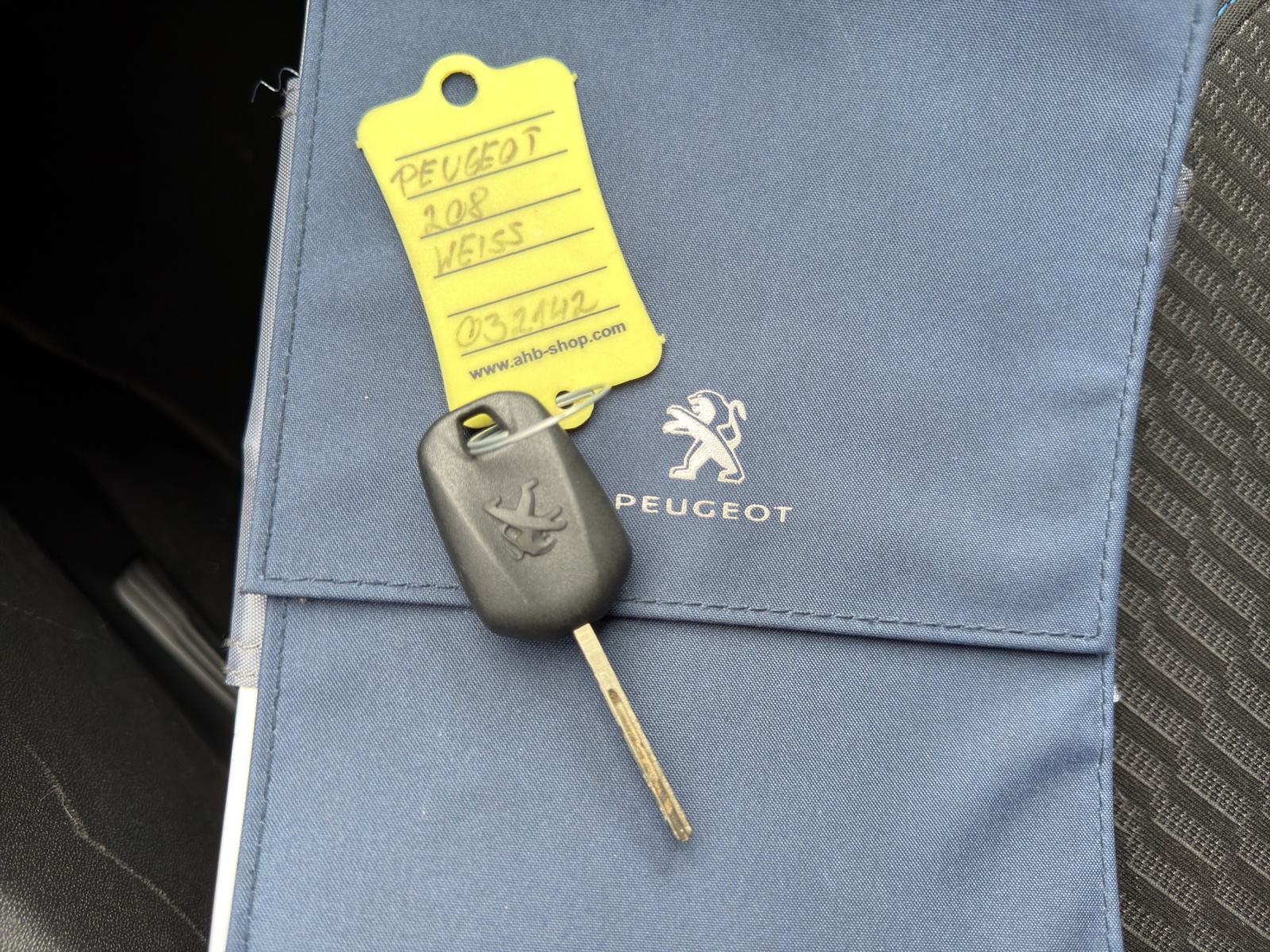 PEUGEOT 208 1.2 PureTech Signature-image-23