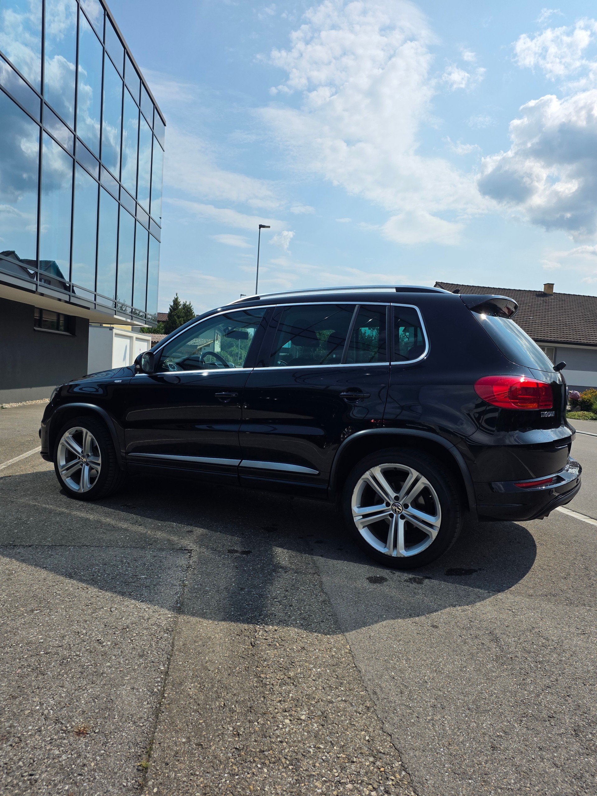 VW Tiguan 2.0 TDI BMT R-Line Design 4Motion DSG-image-2