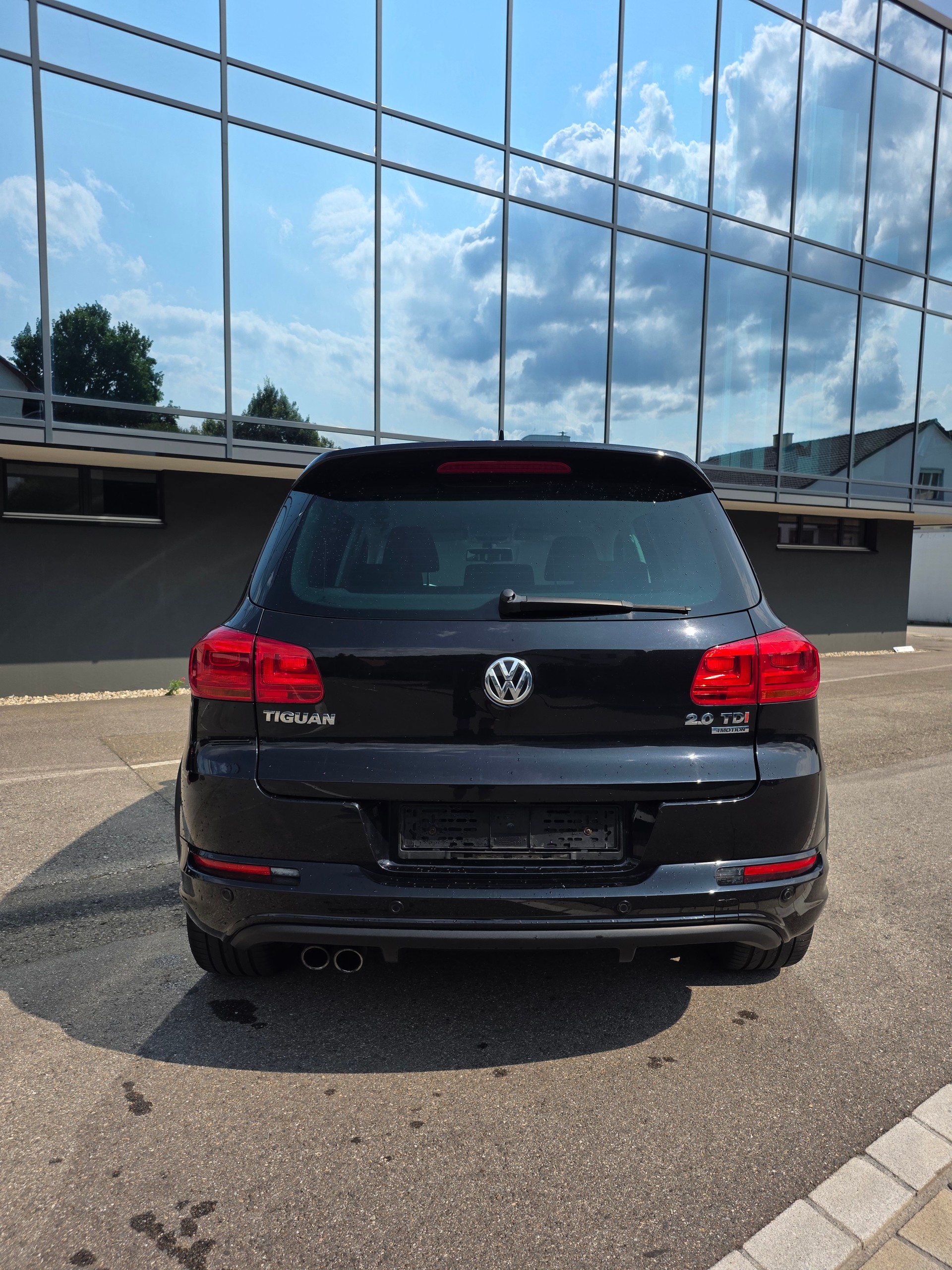 VW Tiguan 2.0 TDI BMT R-Line Design 4Motion DSG-image-3