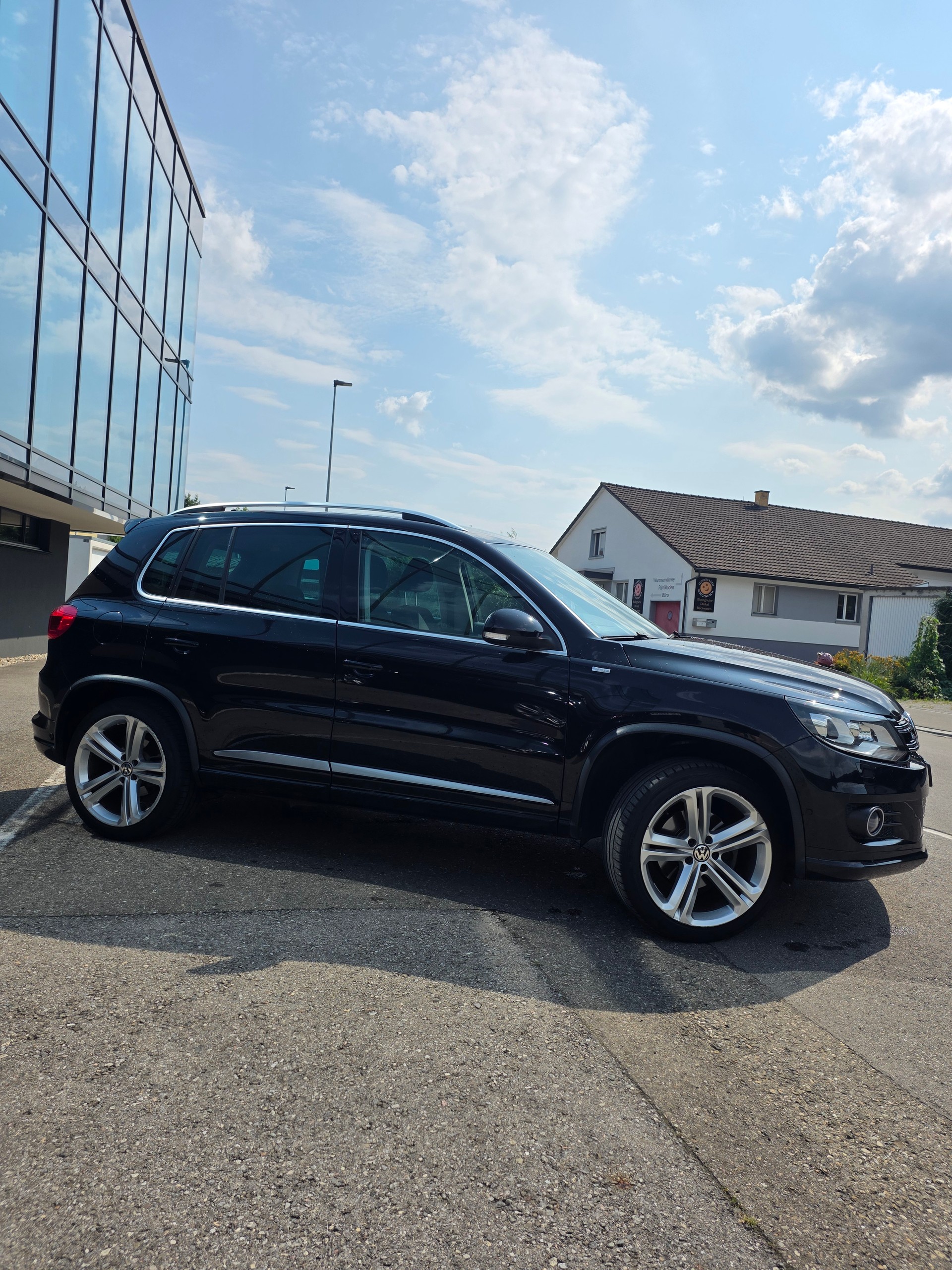 VW Tiguan 2.0 TDI BMT R-Line Design 4Motion DSG-image-4